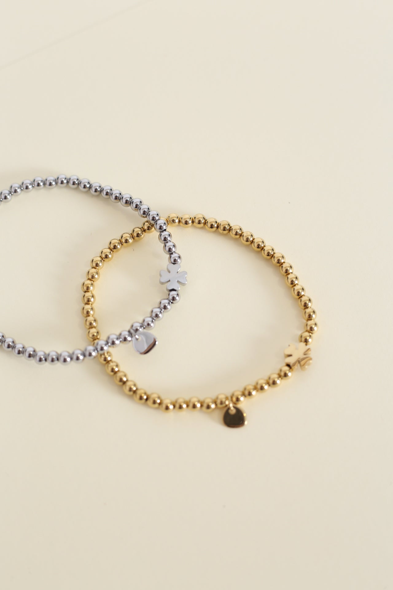 Pulsera bolitas trébol
