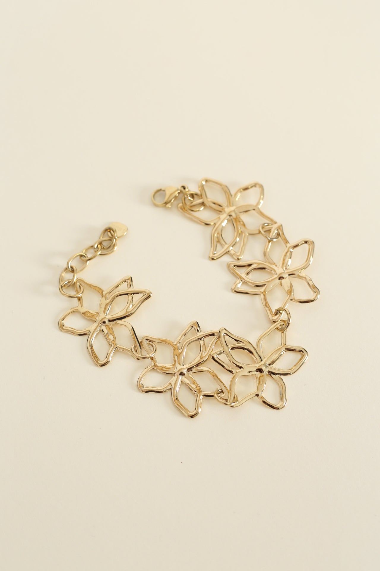 Flower and pearl bracelet