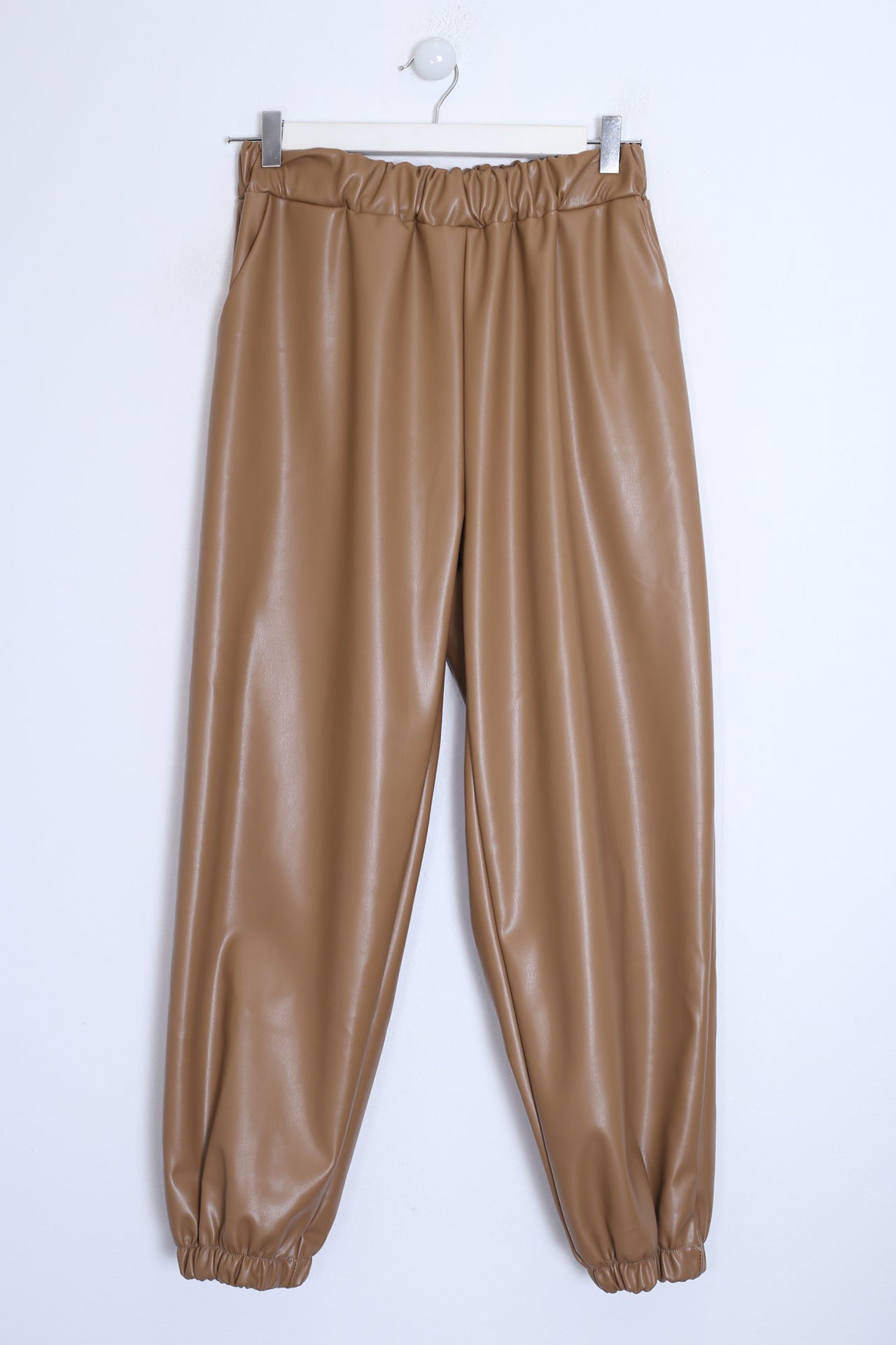 Pantalones jogger efecto piel