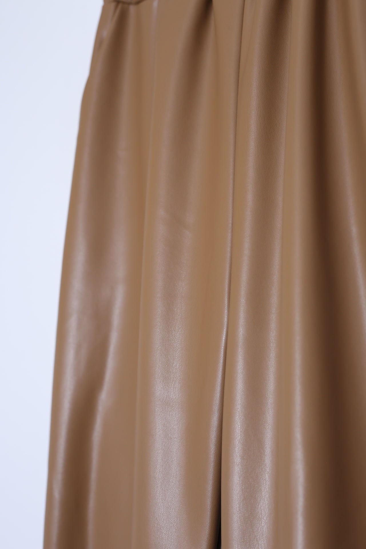Pantalones jogger efecto piel