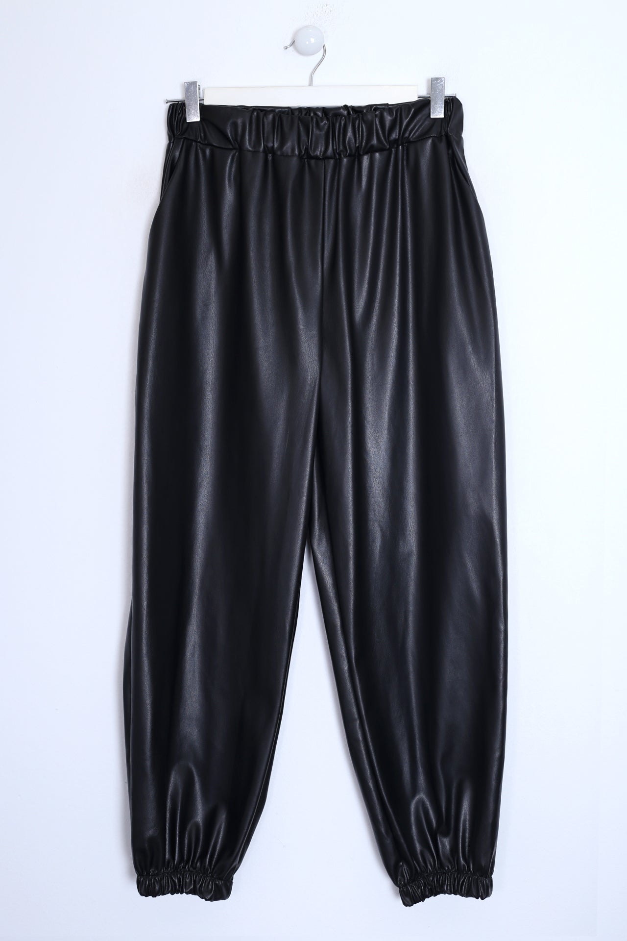 Pantalones jogger efecto piel