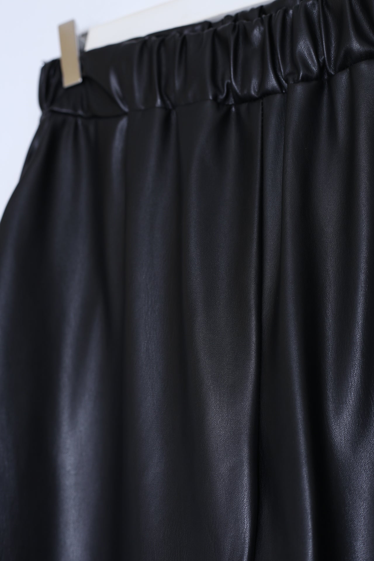 Pantalones jogger efecto piel