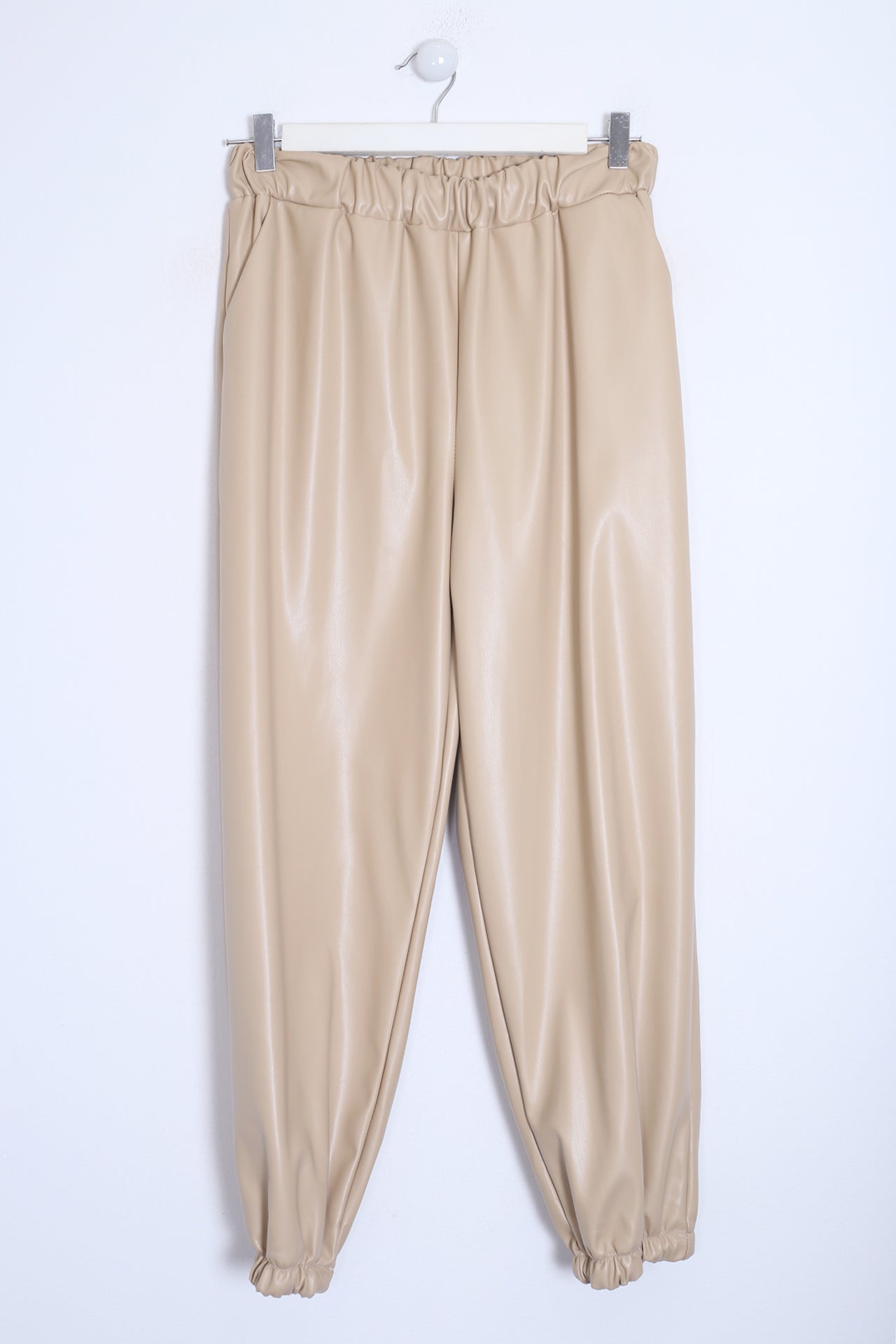 Pantalones jogger efecto piel