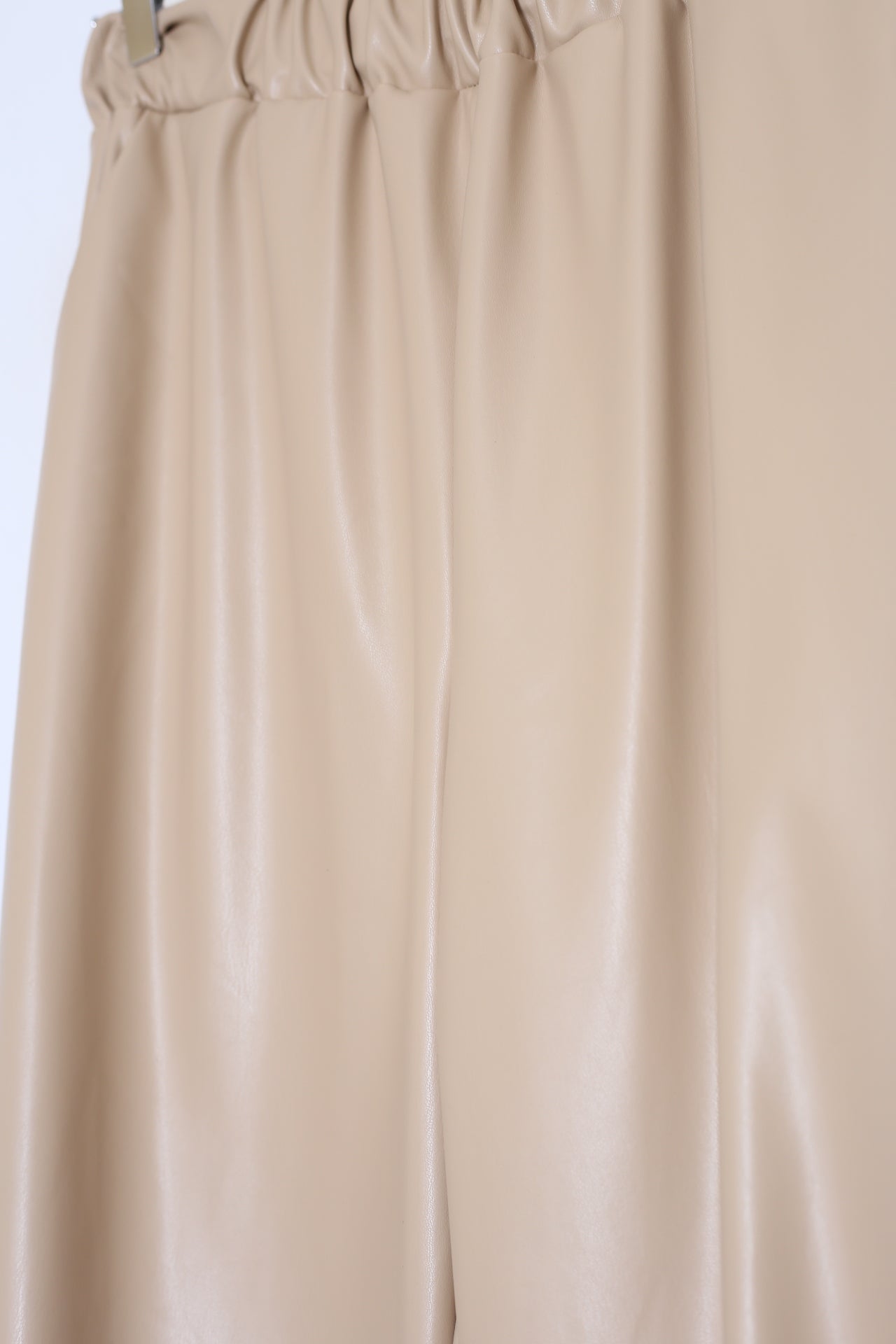 Pantalones jogger efecto piel