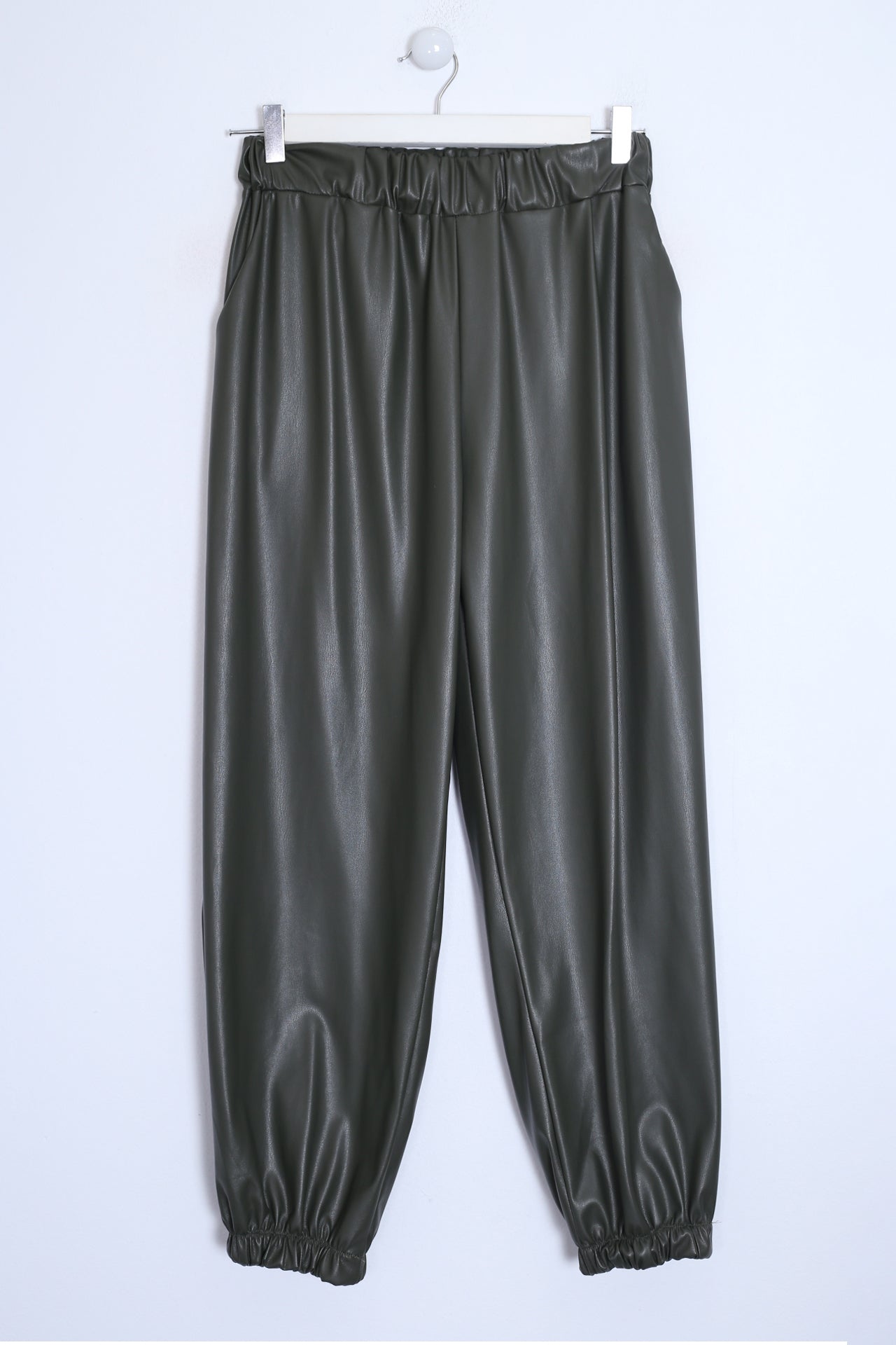 Pantalones jogger efecto piel