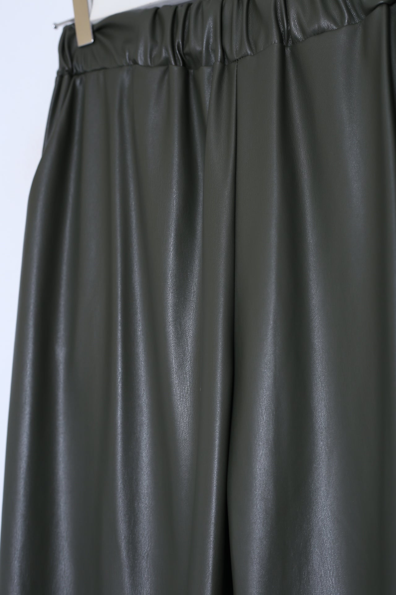 Pantalones jogger efecto piel