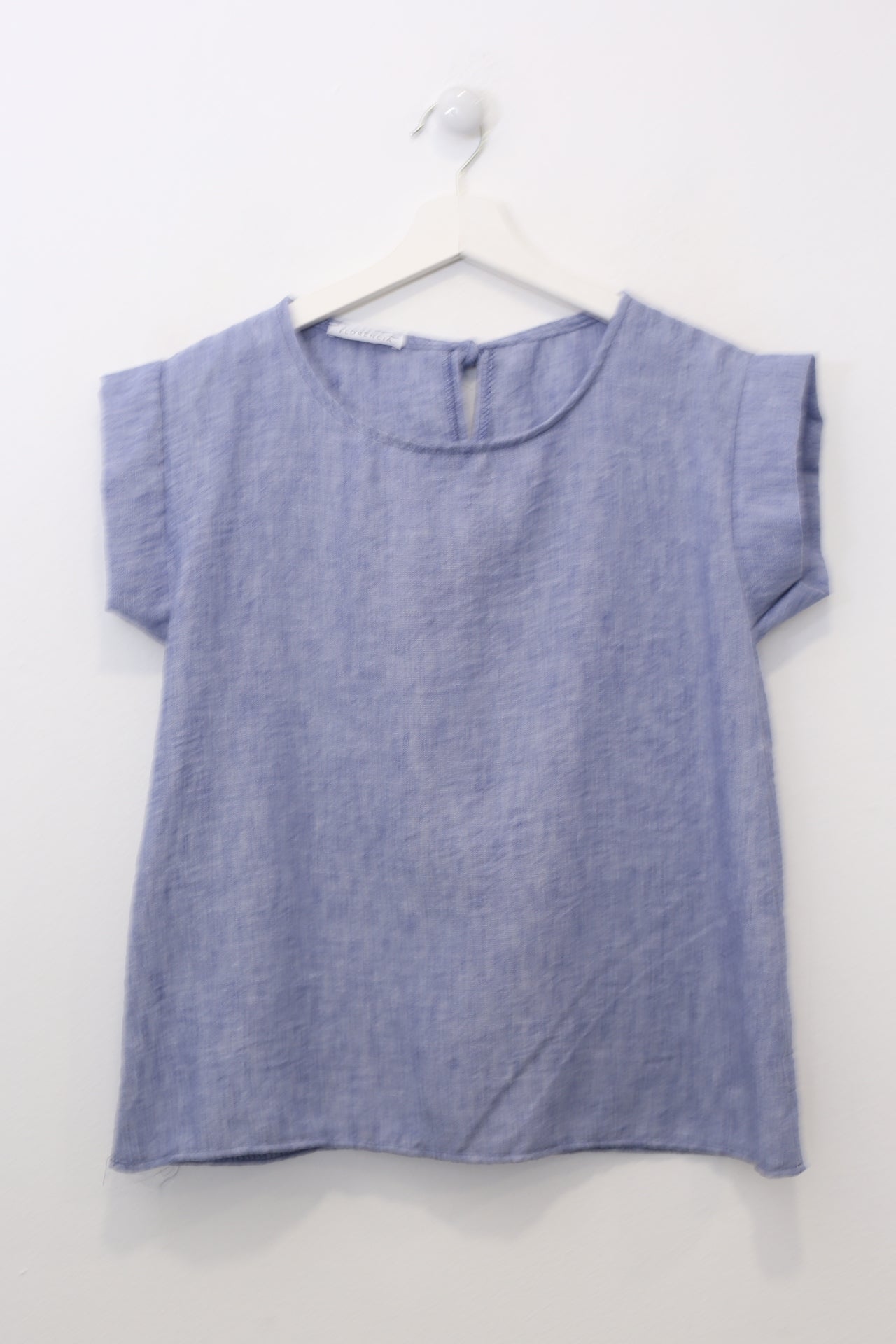 Camiseta algodón cuello punta y botones