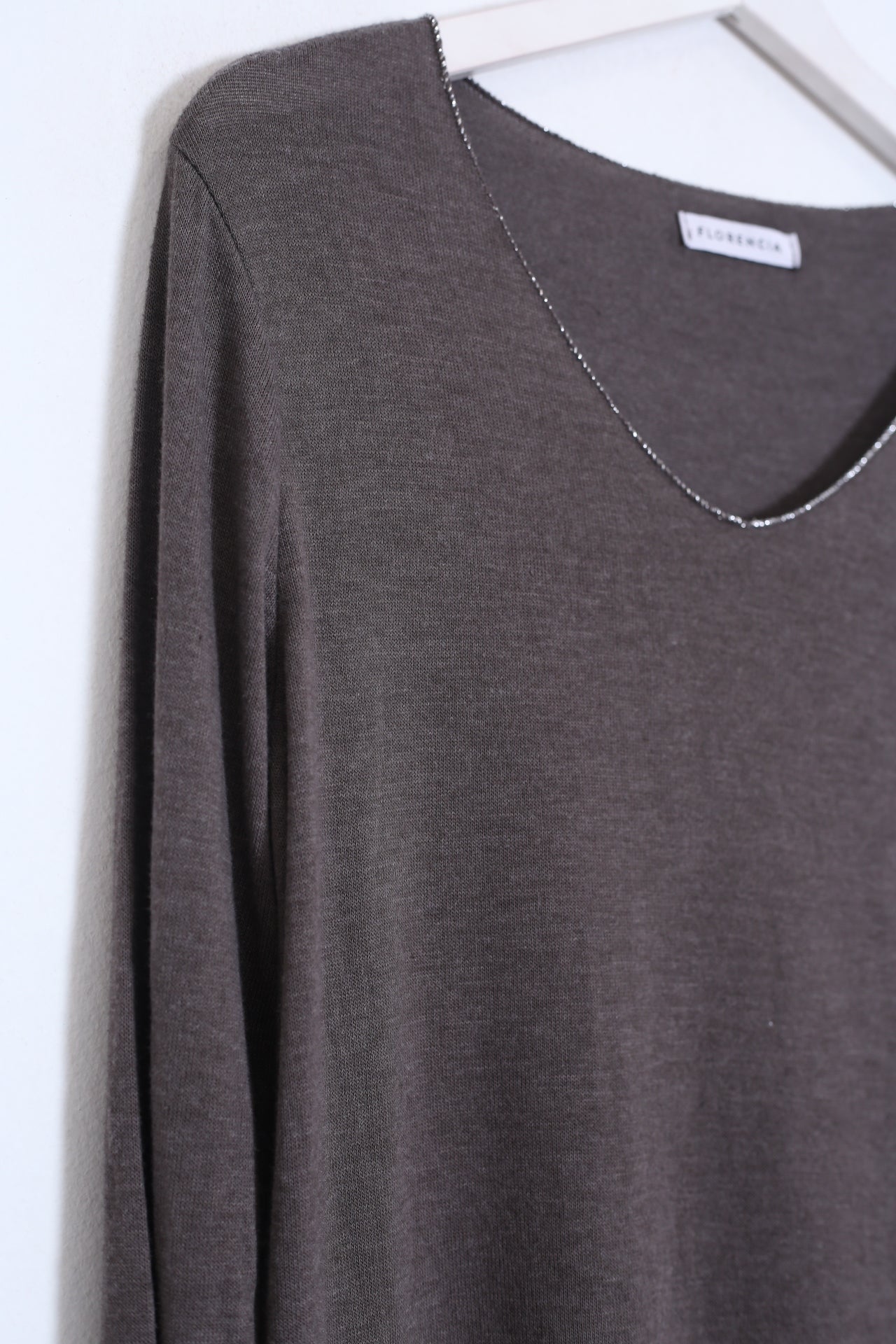 Camiseta cuello punta plata