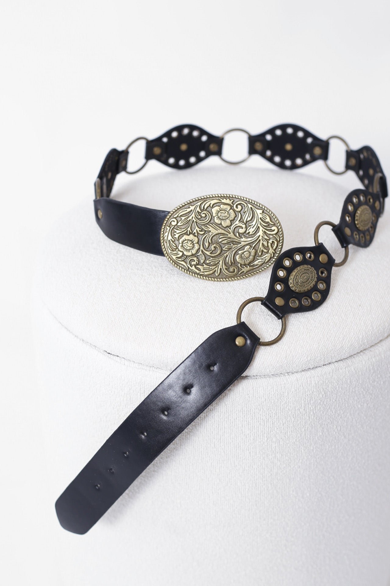 Cinturón eslabones relieve floral