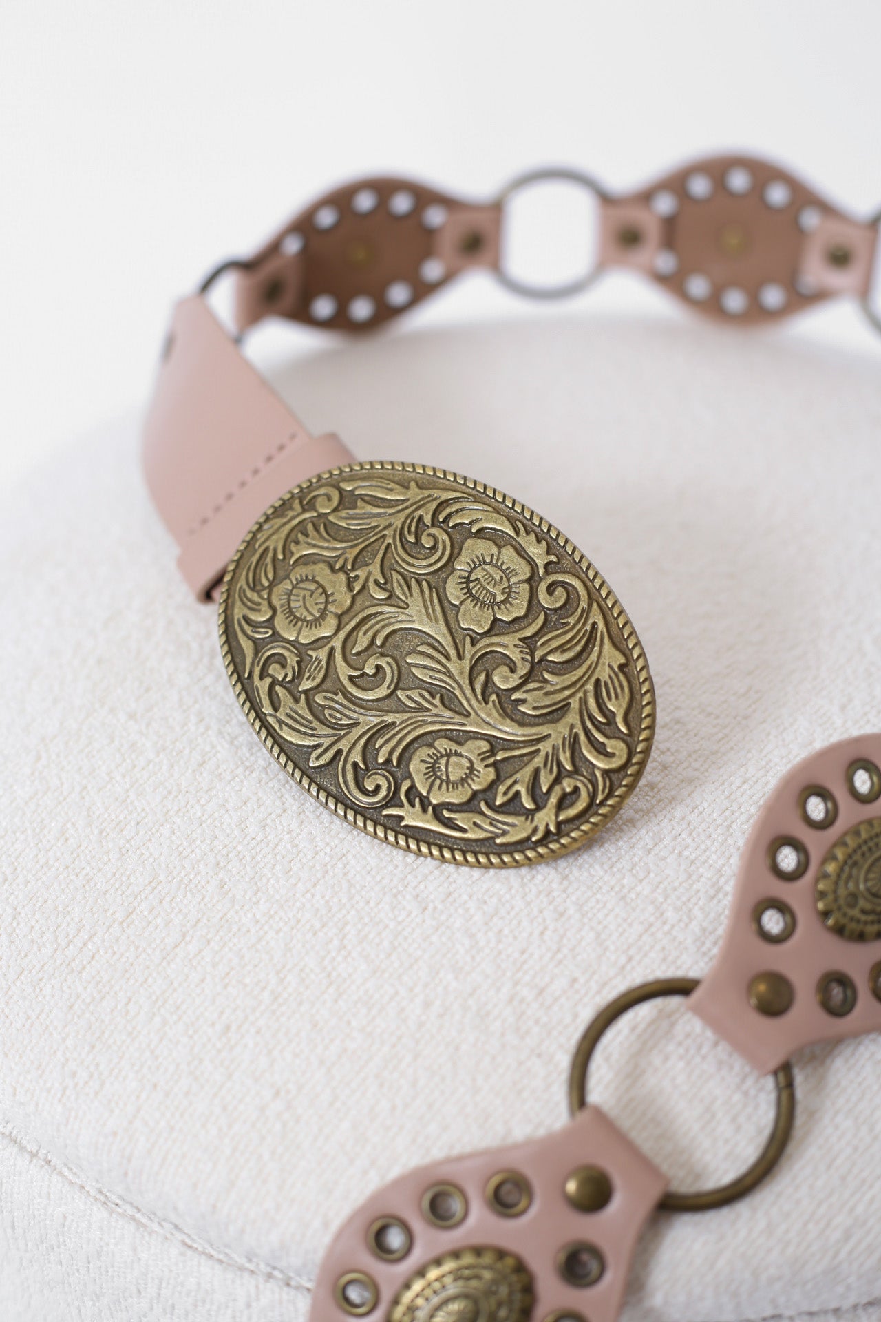 Cinturón eslabones relieve floral