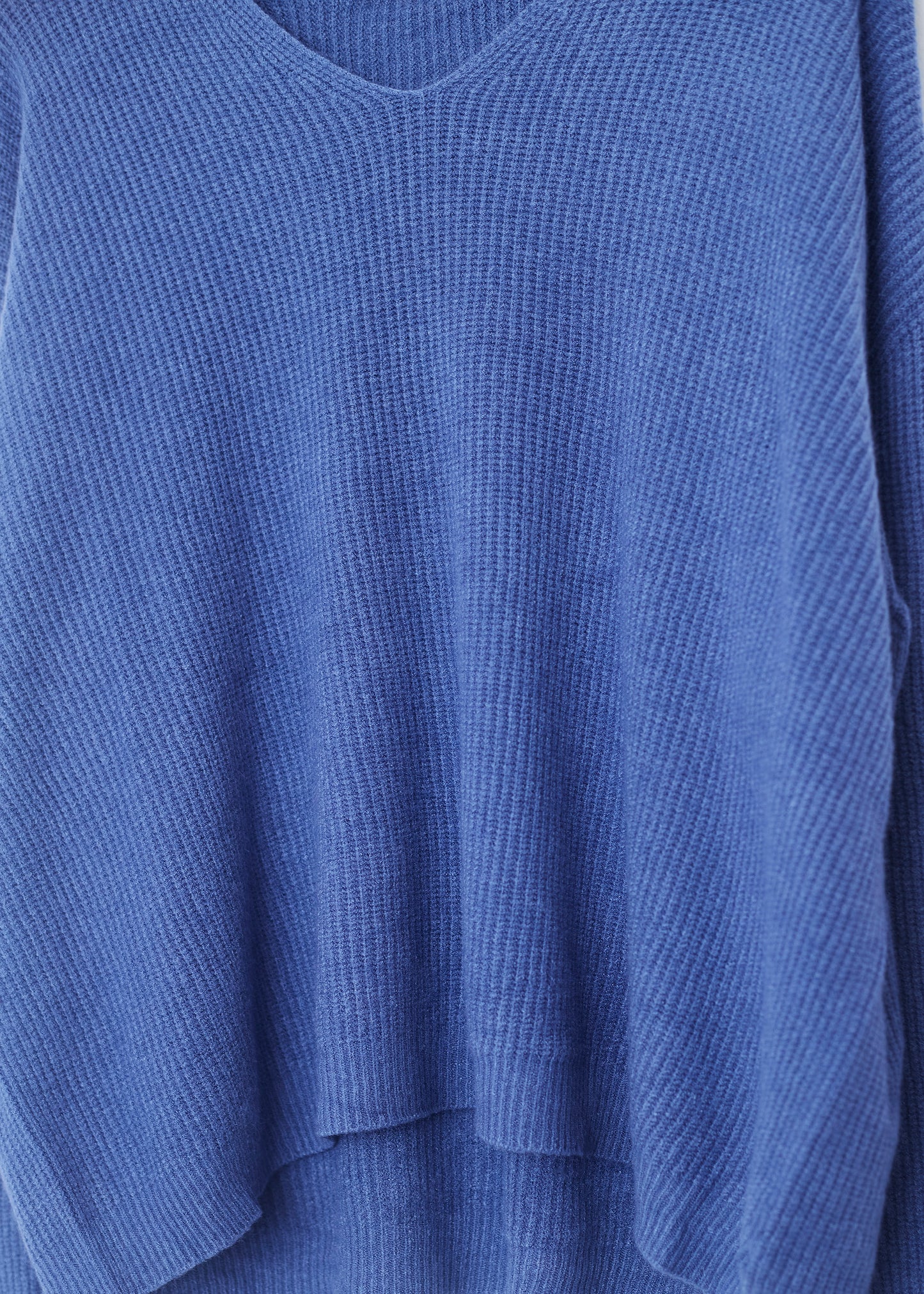 Seamless point-neck sweater