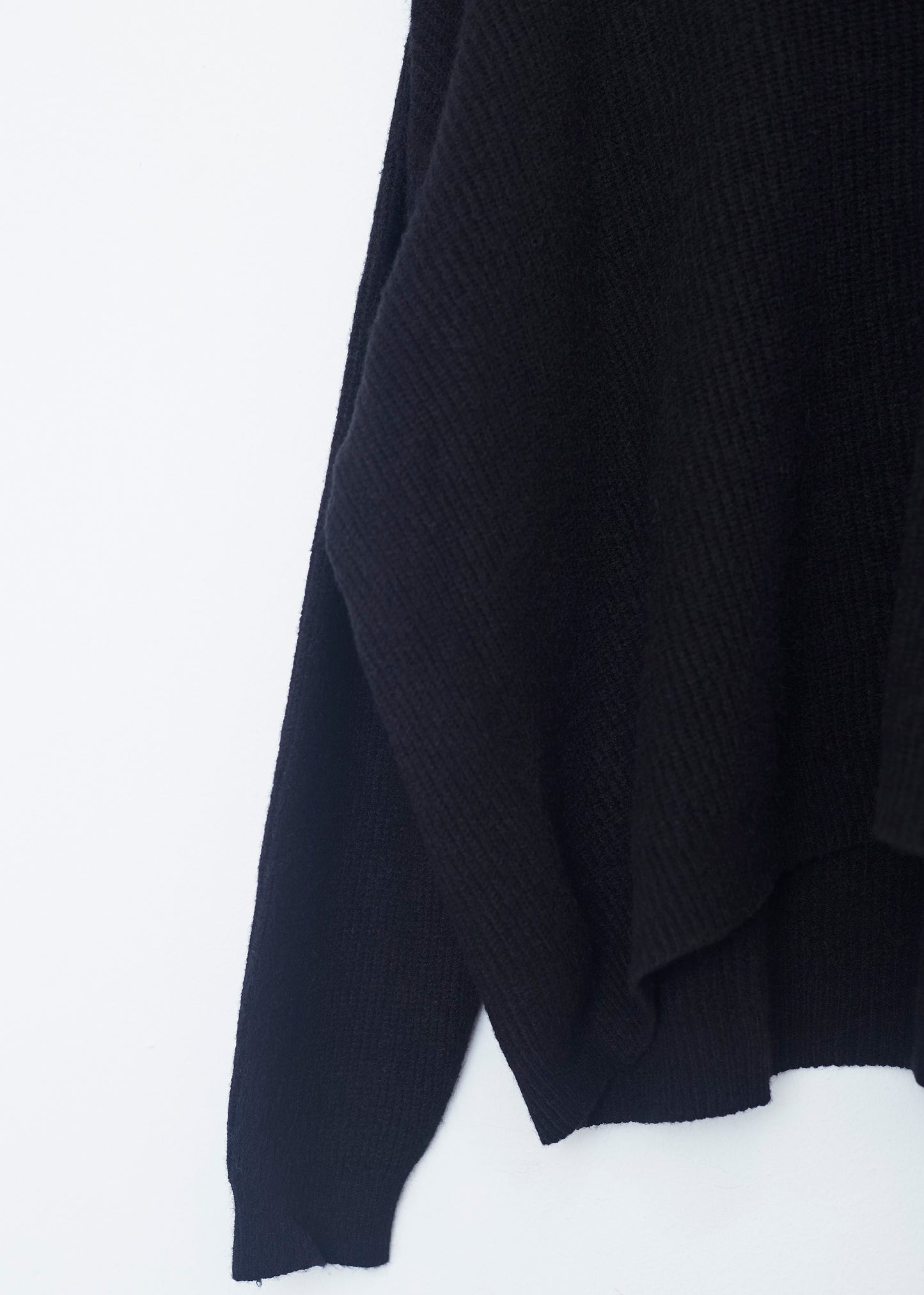Seamless point-neck sweater