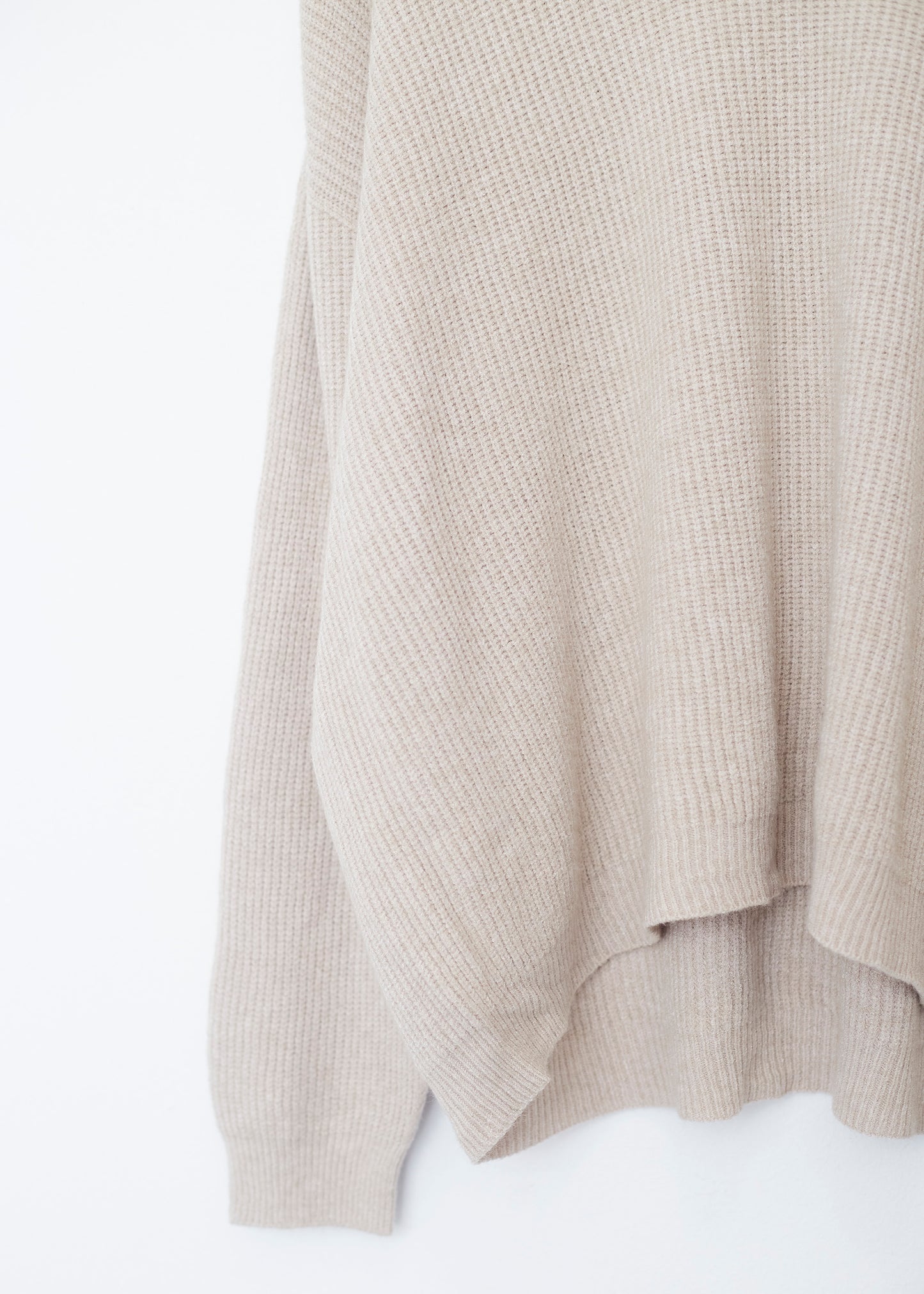 Seamless point-neck sweater
