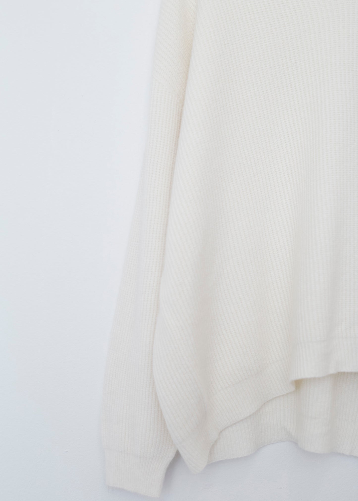 Seamless point-neck sweater