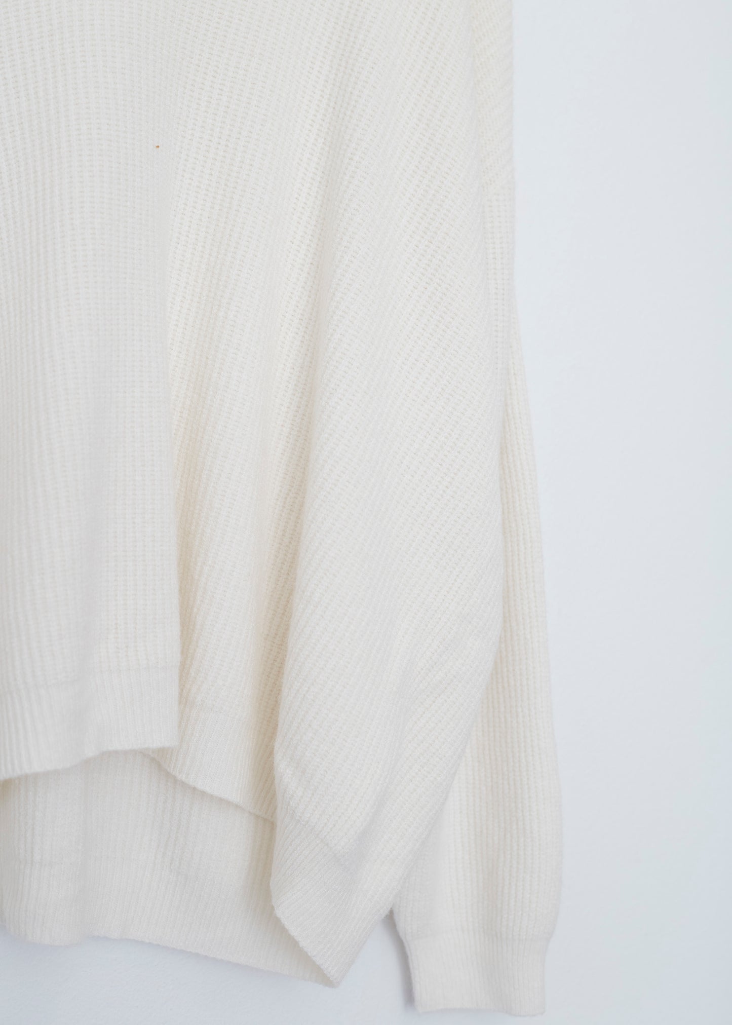 Seamless point-neck sweater