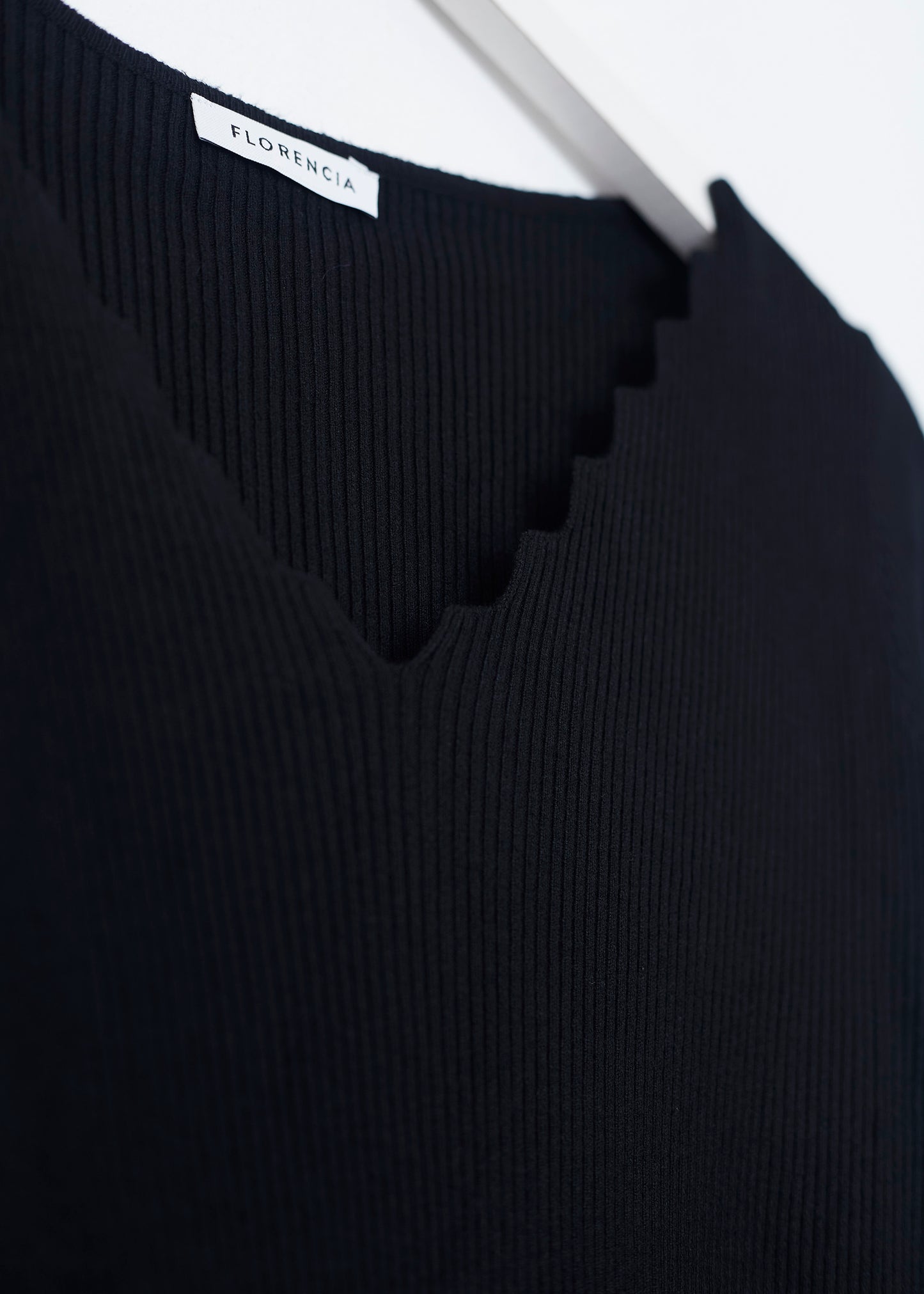 Ribbed point neck sweater