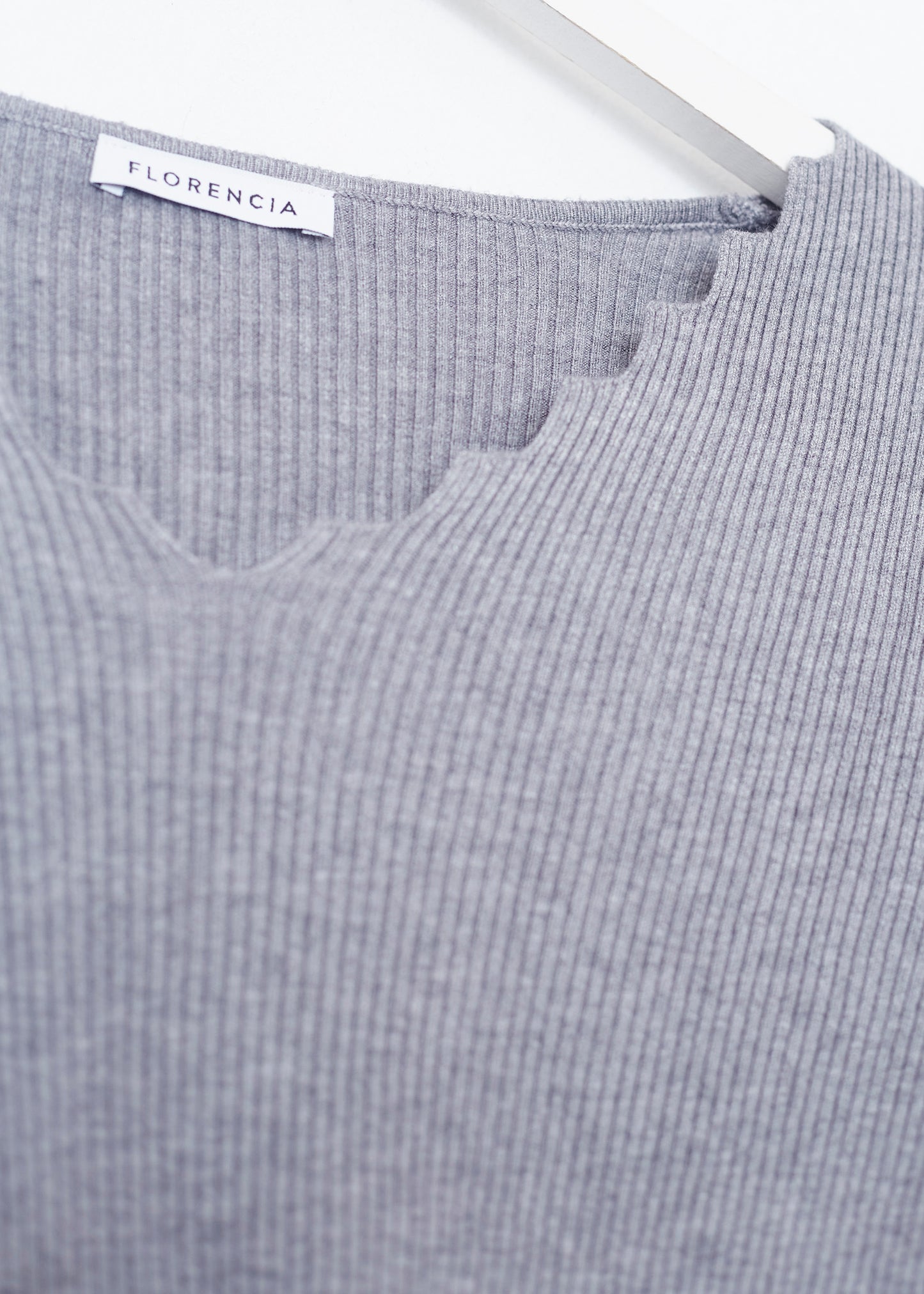 Ribbed point neck sweater