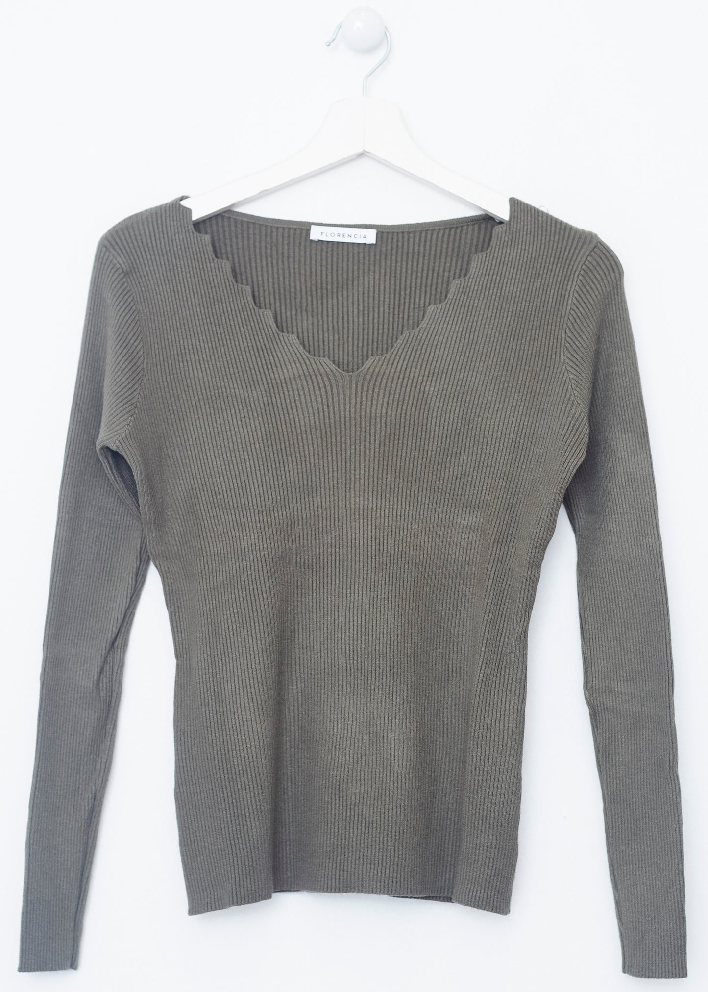 Ribbed point neck sweater