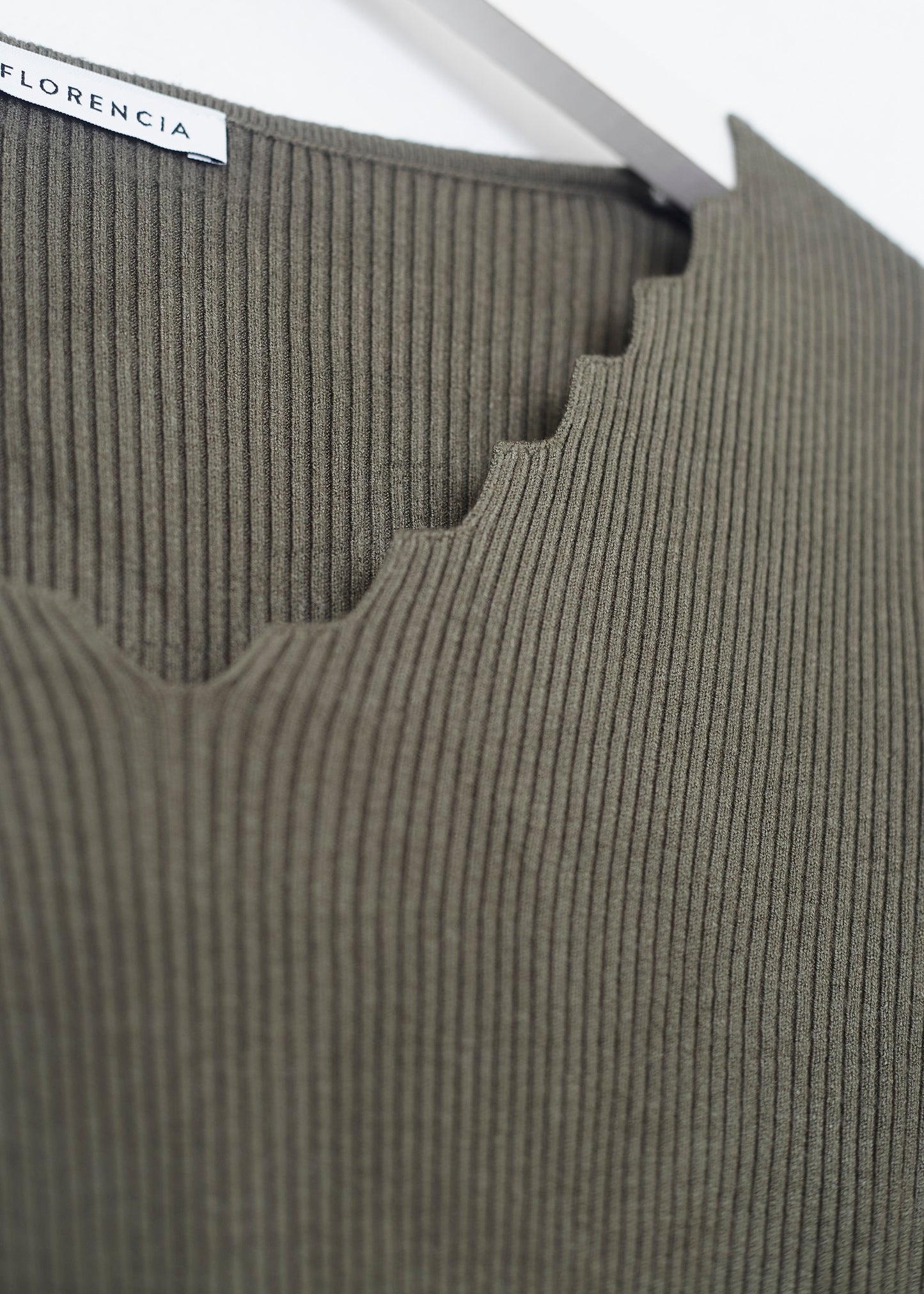 Ribbed point neck sweater