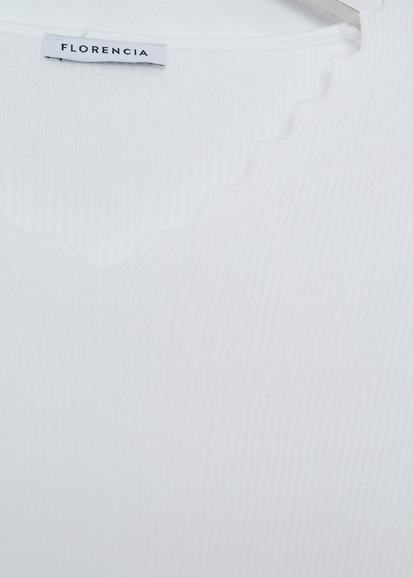 Ribbed point neck sweater