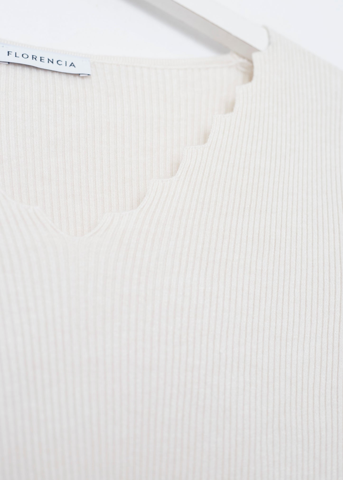 Ribbed point neck sweater