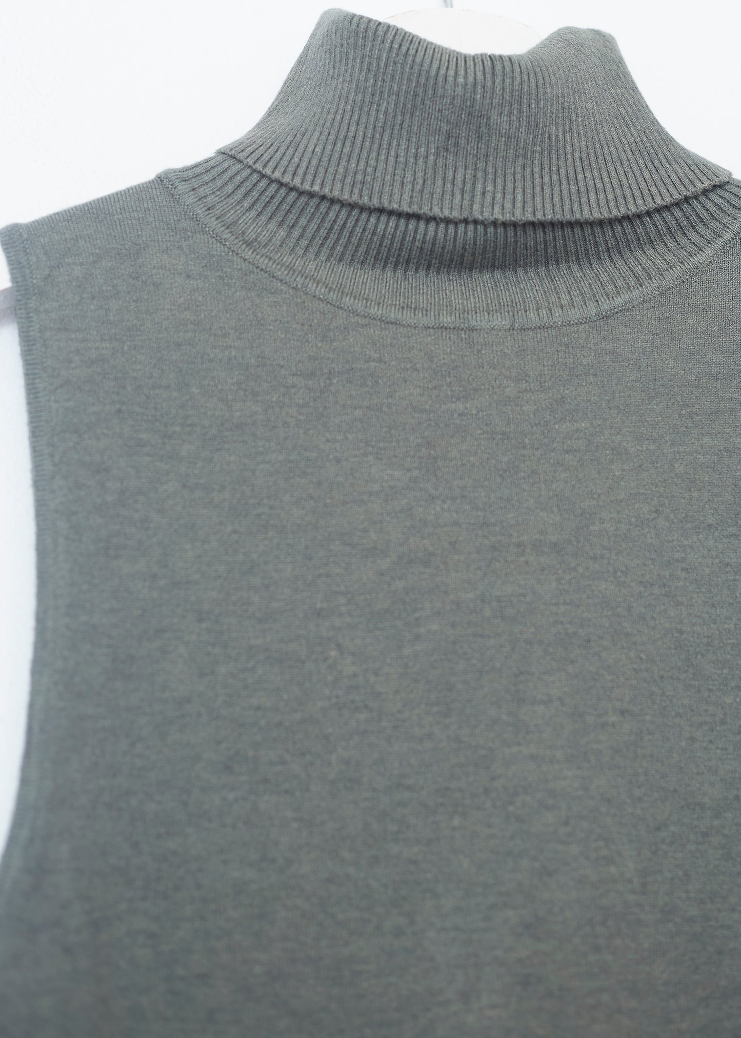 Sleeveless turtleneck sweater
