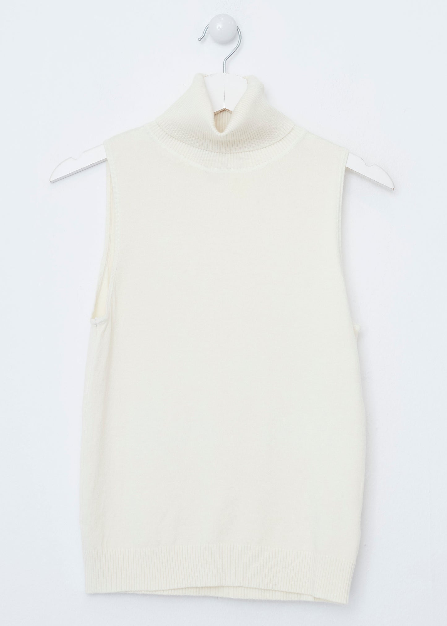 Sleeveless turtleneck sweater