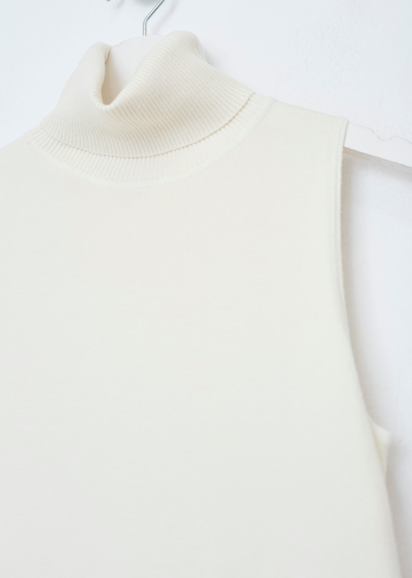 Sleeveless turtleneck sweater