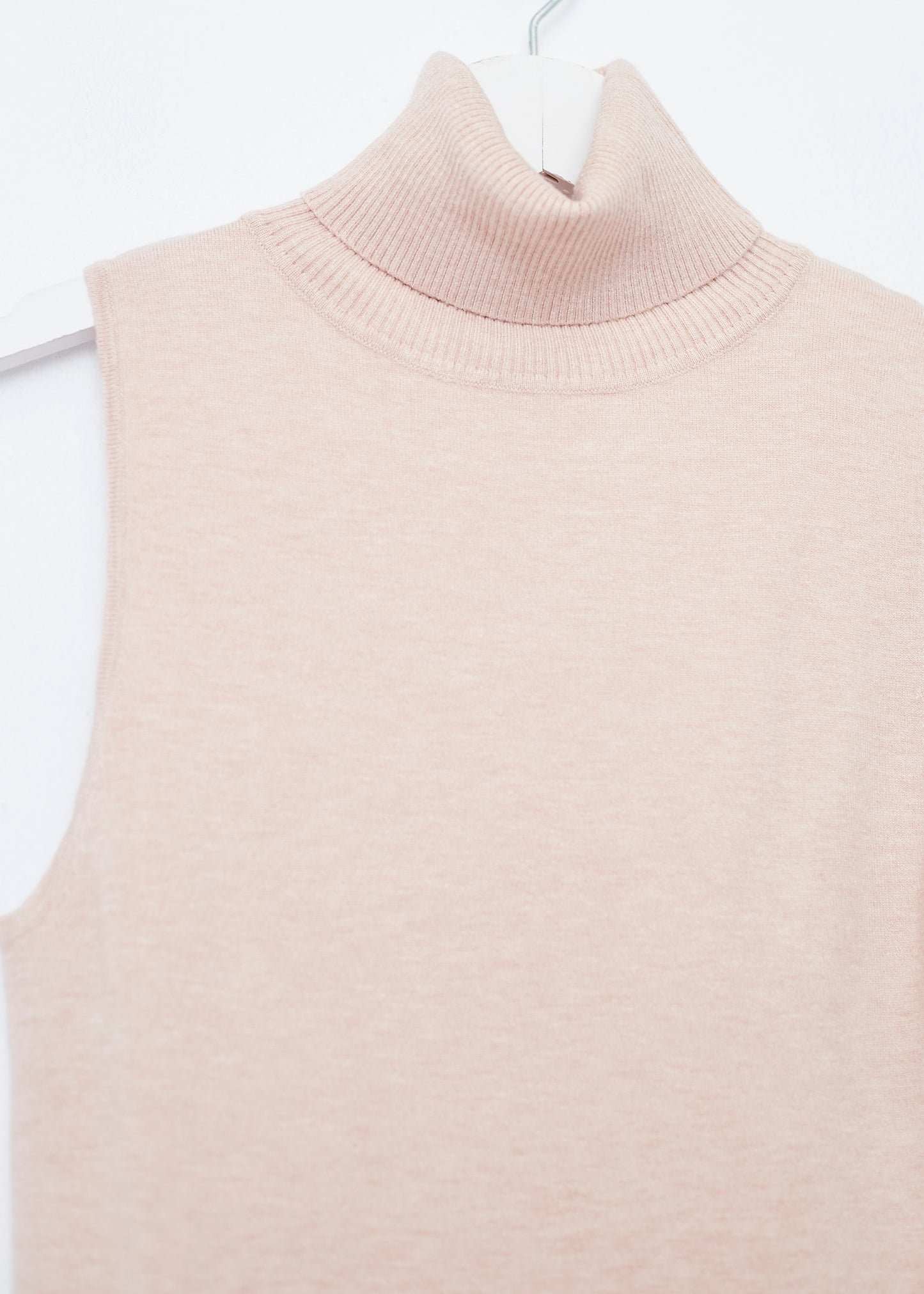Sleeveless turtleneck sweater