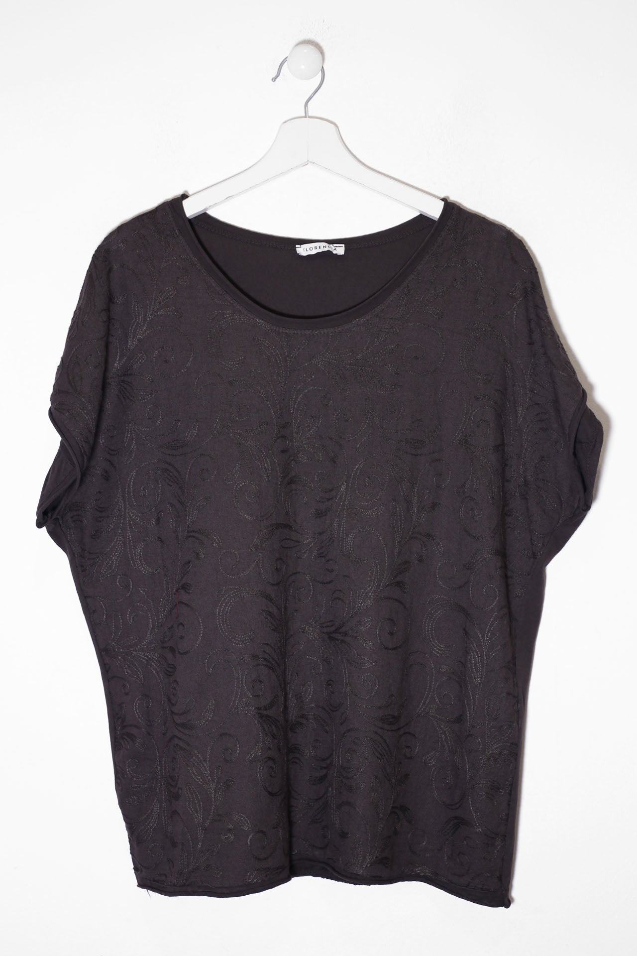 Camiseta bordada cuello redondo