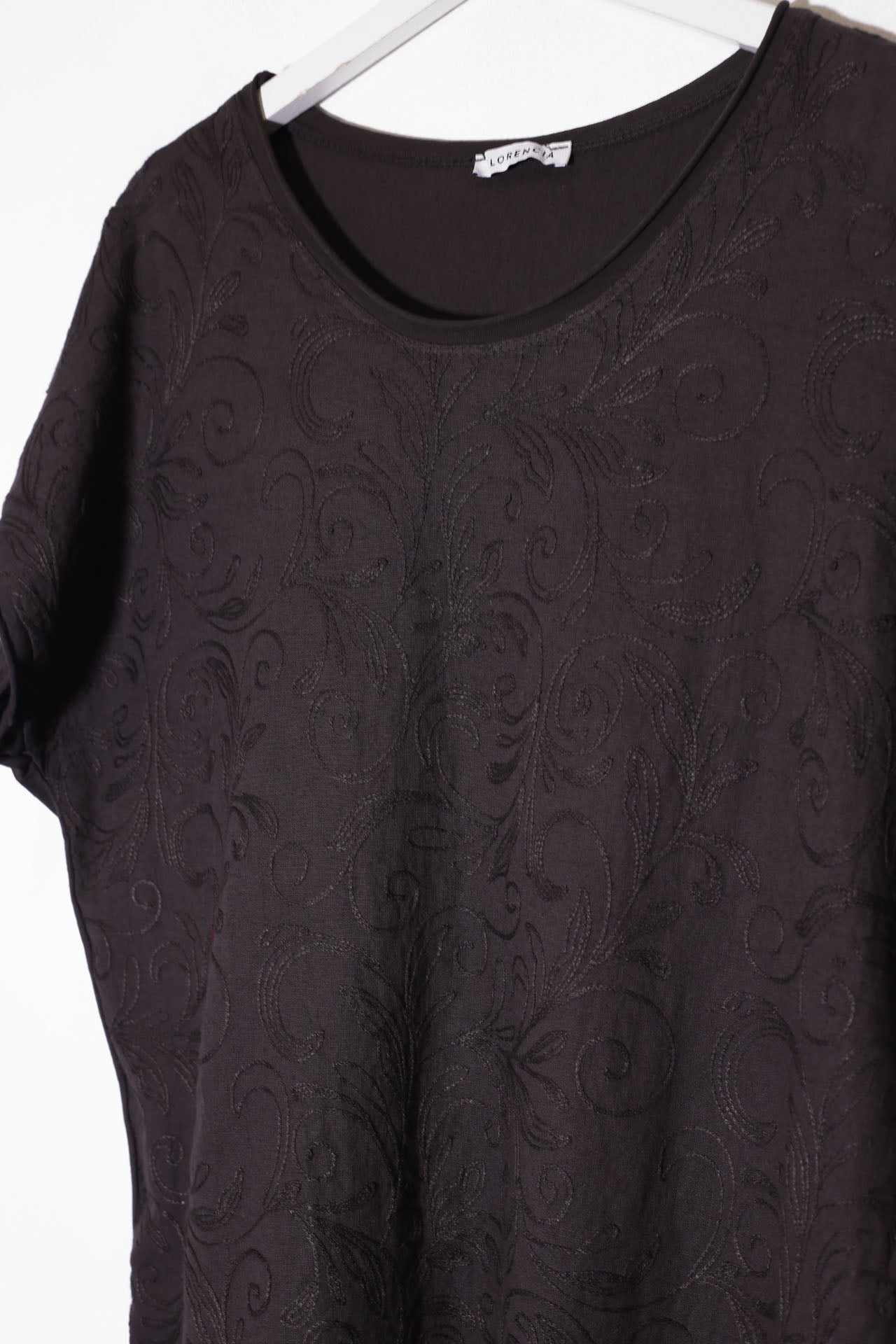 Camiseta bordada cuello redondo