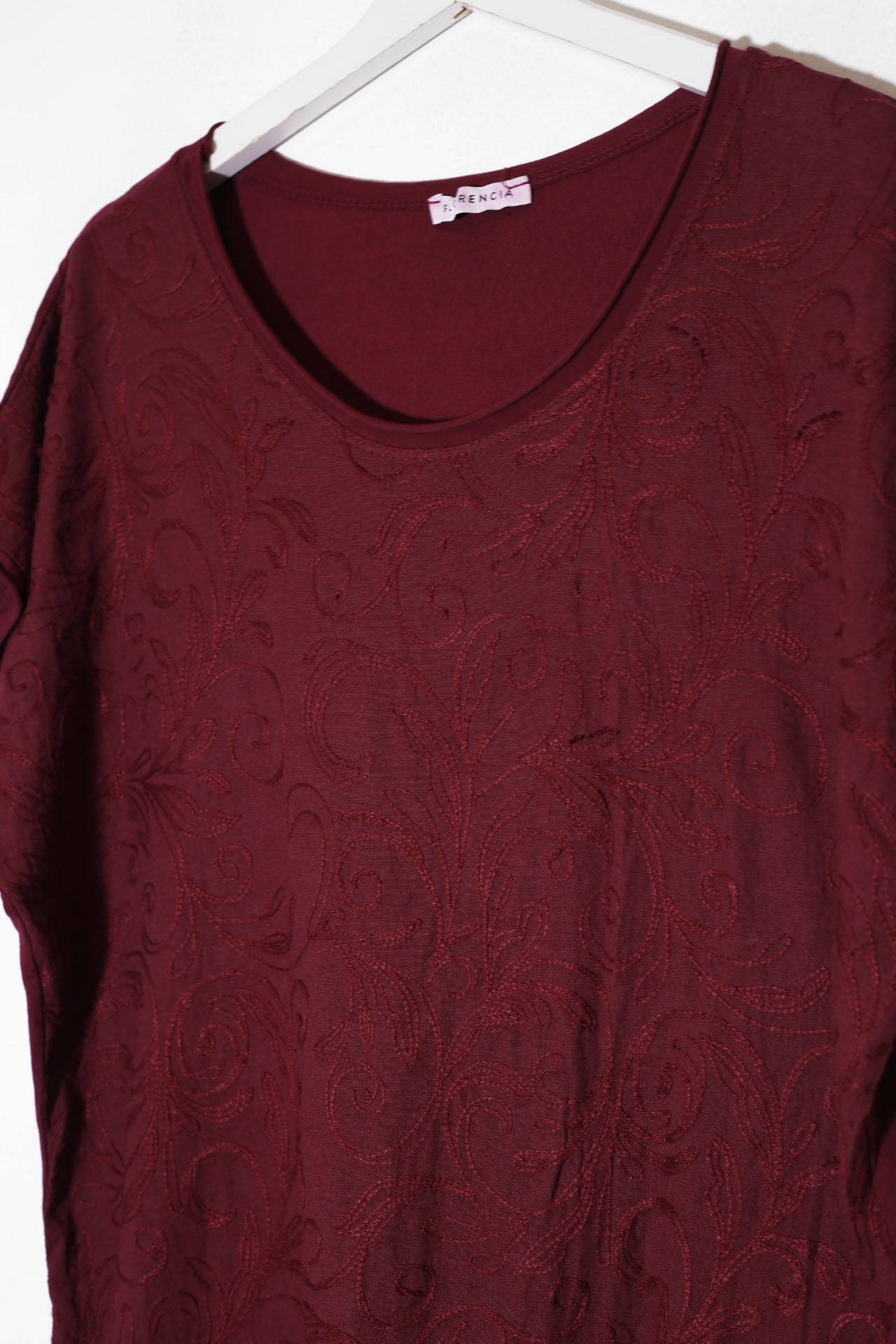 Camiseta bordada cuello redondo