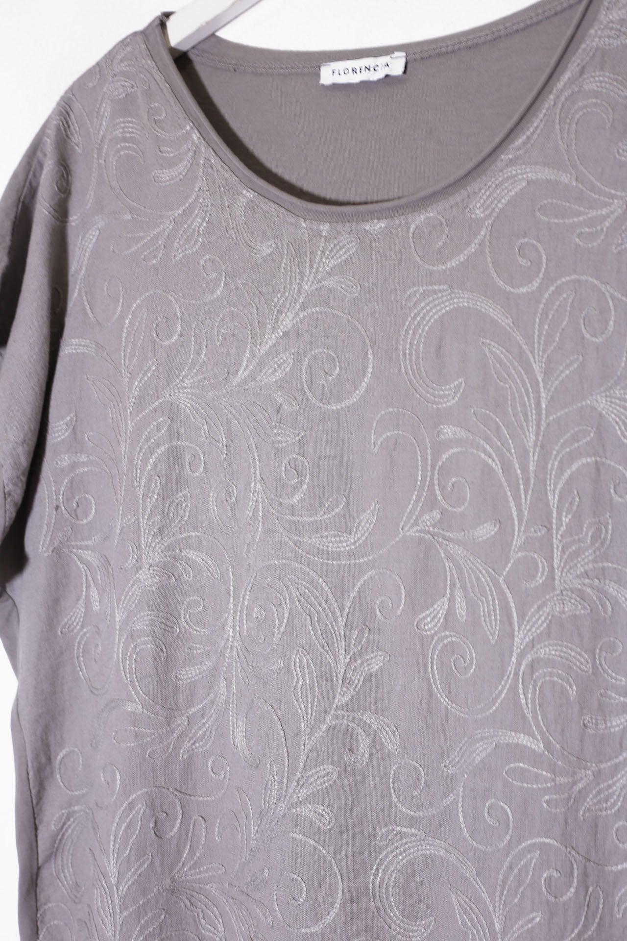 Camiseta bordada cuello redondo