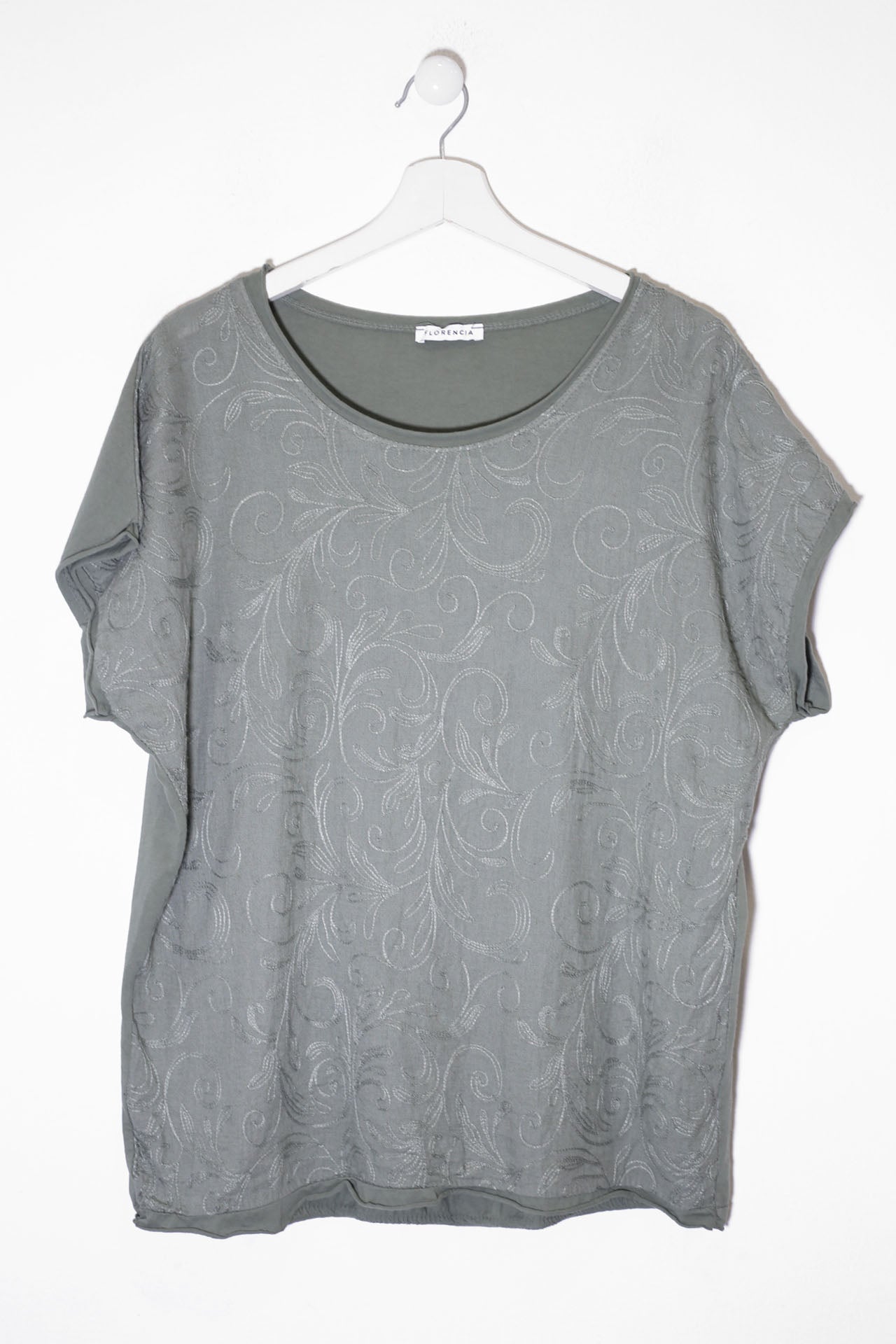 Camiseta bordada cuello redondo