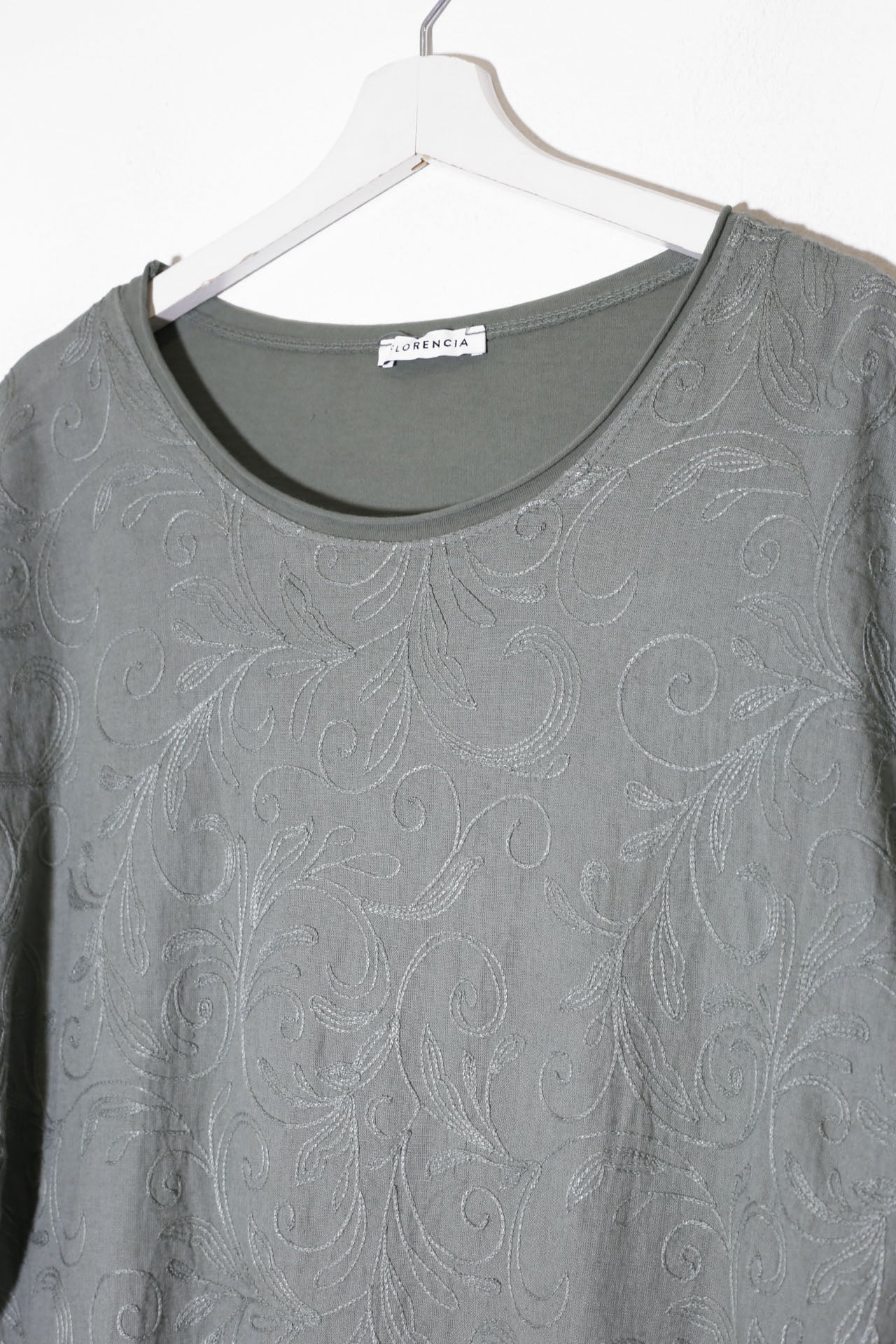 Camiseta bordada cuello redondo