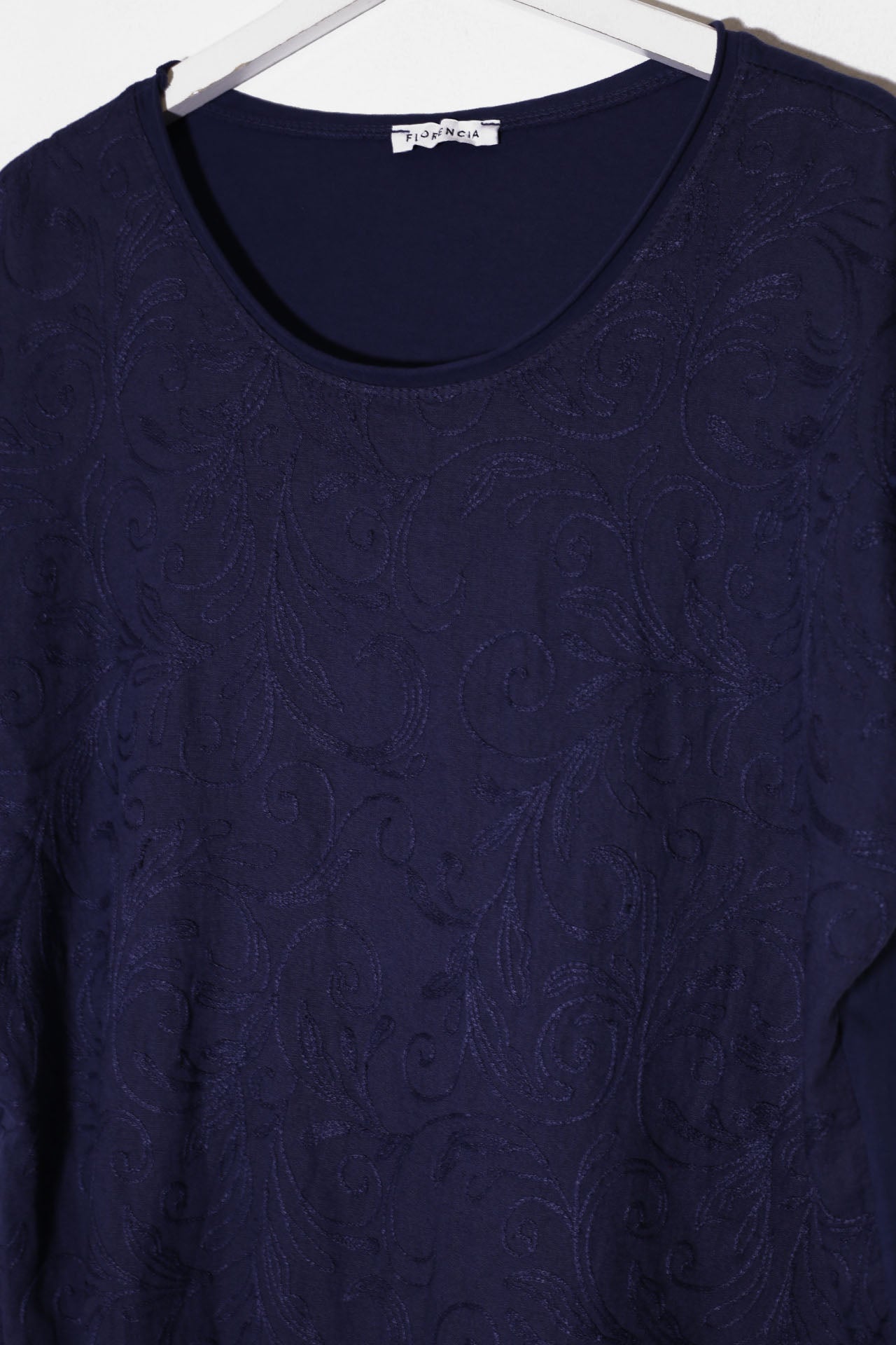 Camiseta bordada cuello redondo