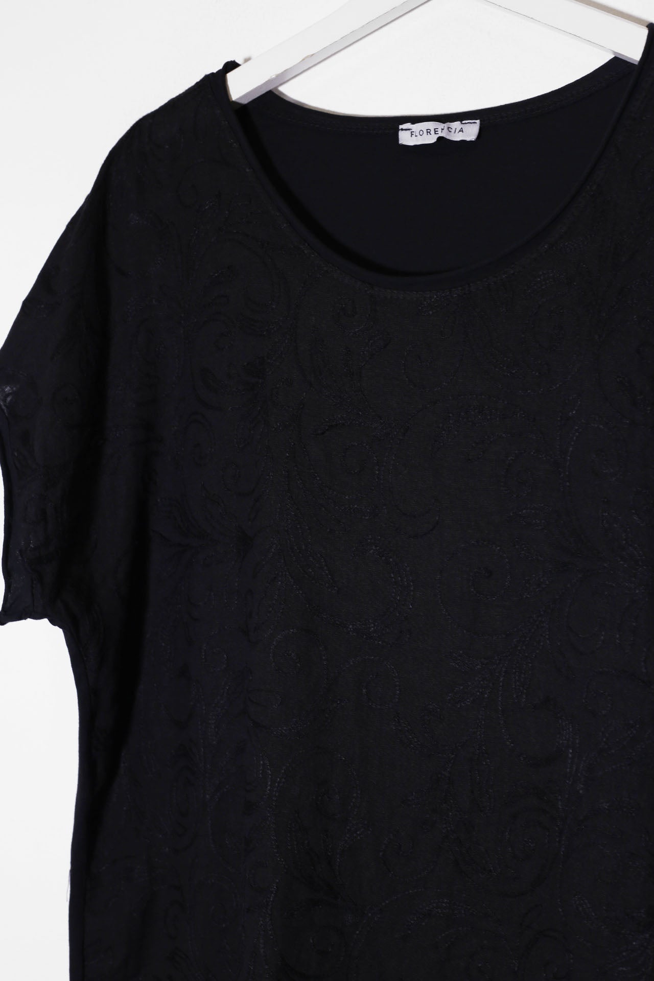 Camiseta bordada cuello redondo