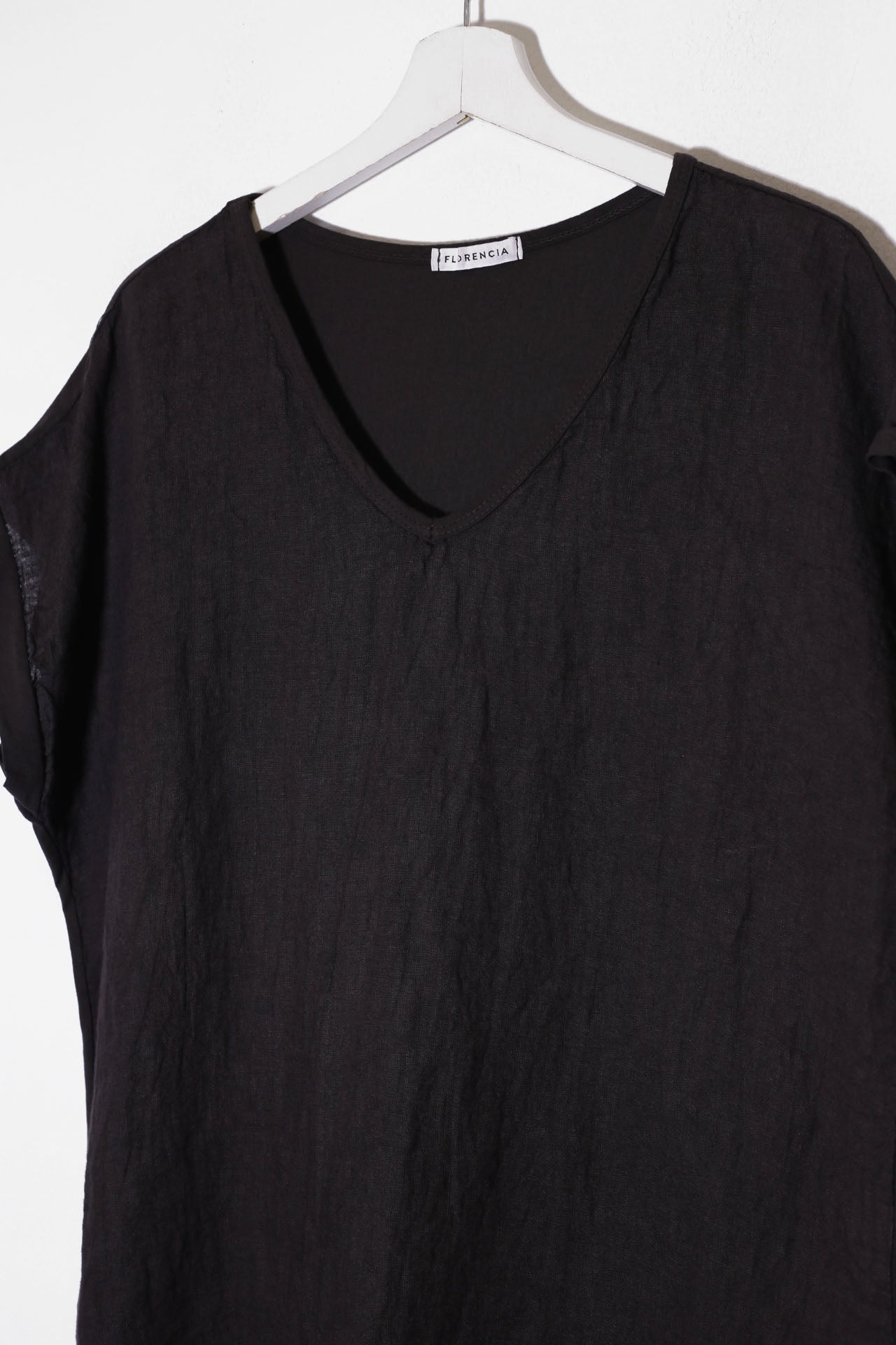 Camiseta lino cuello punta