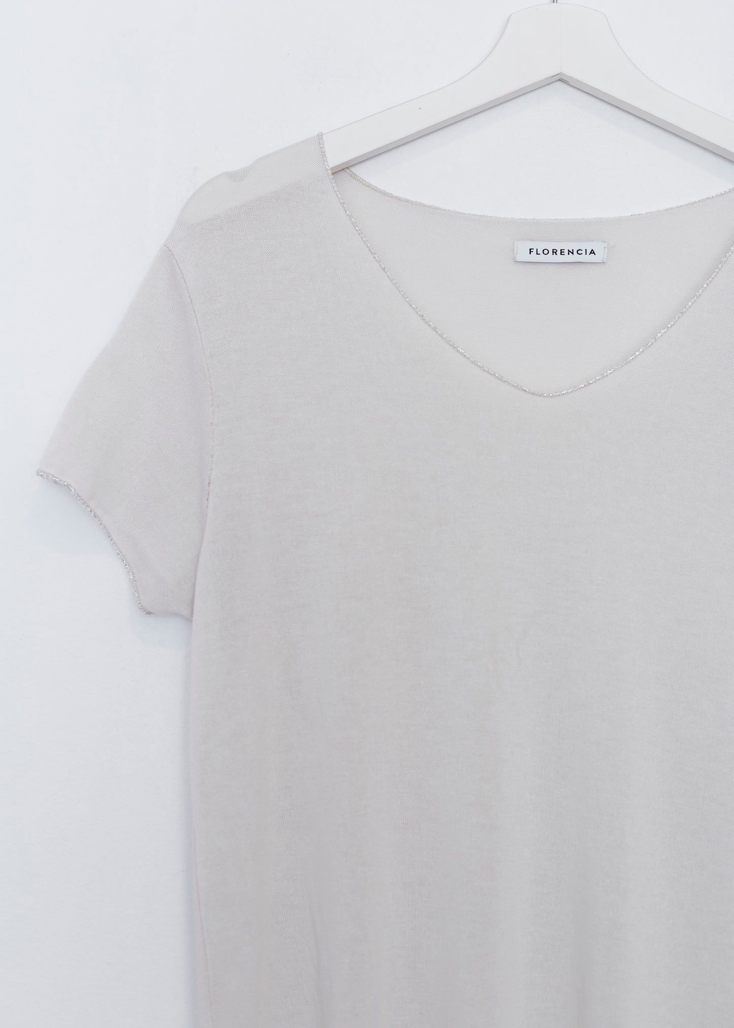 Camiseta cuello pico brillo