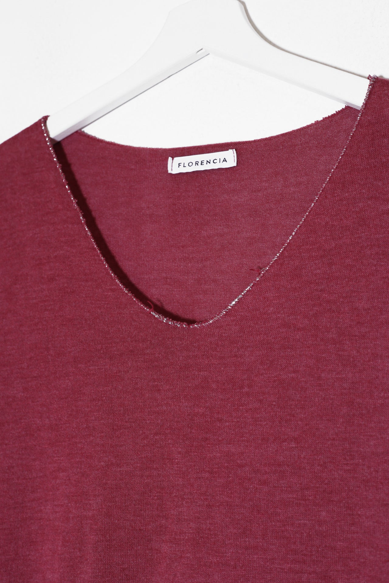 Camiseta cuello pico brillo