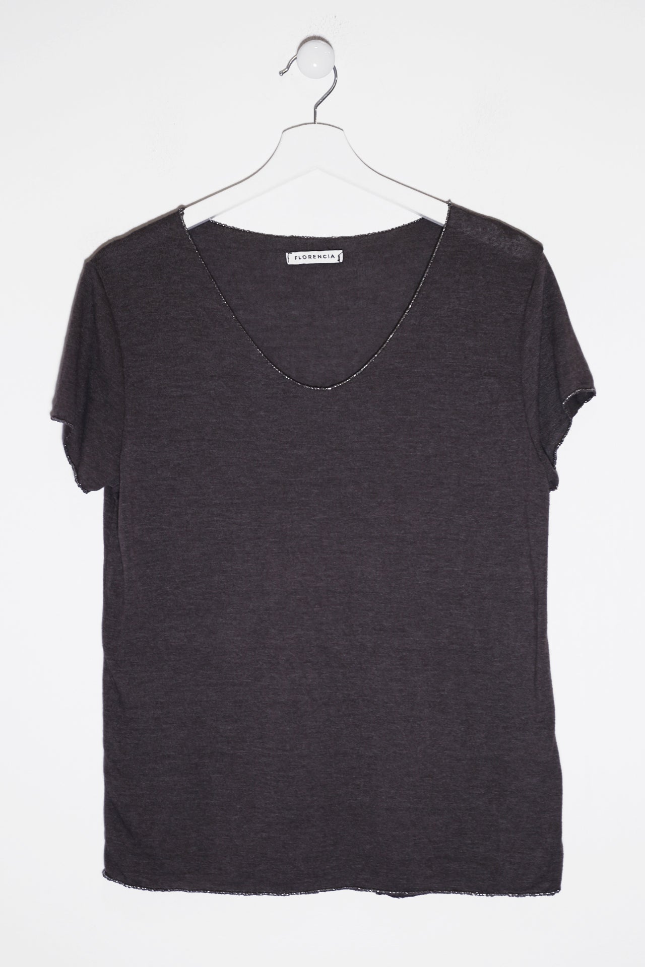 Camiseta cuello pico brillo