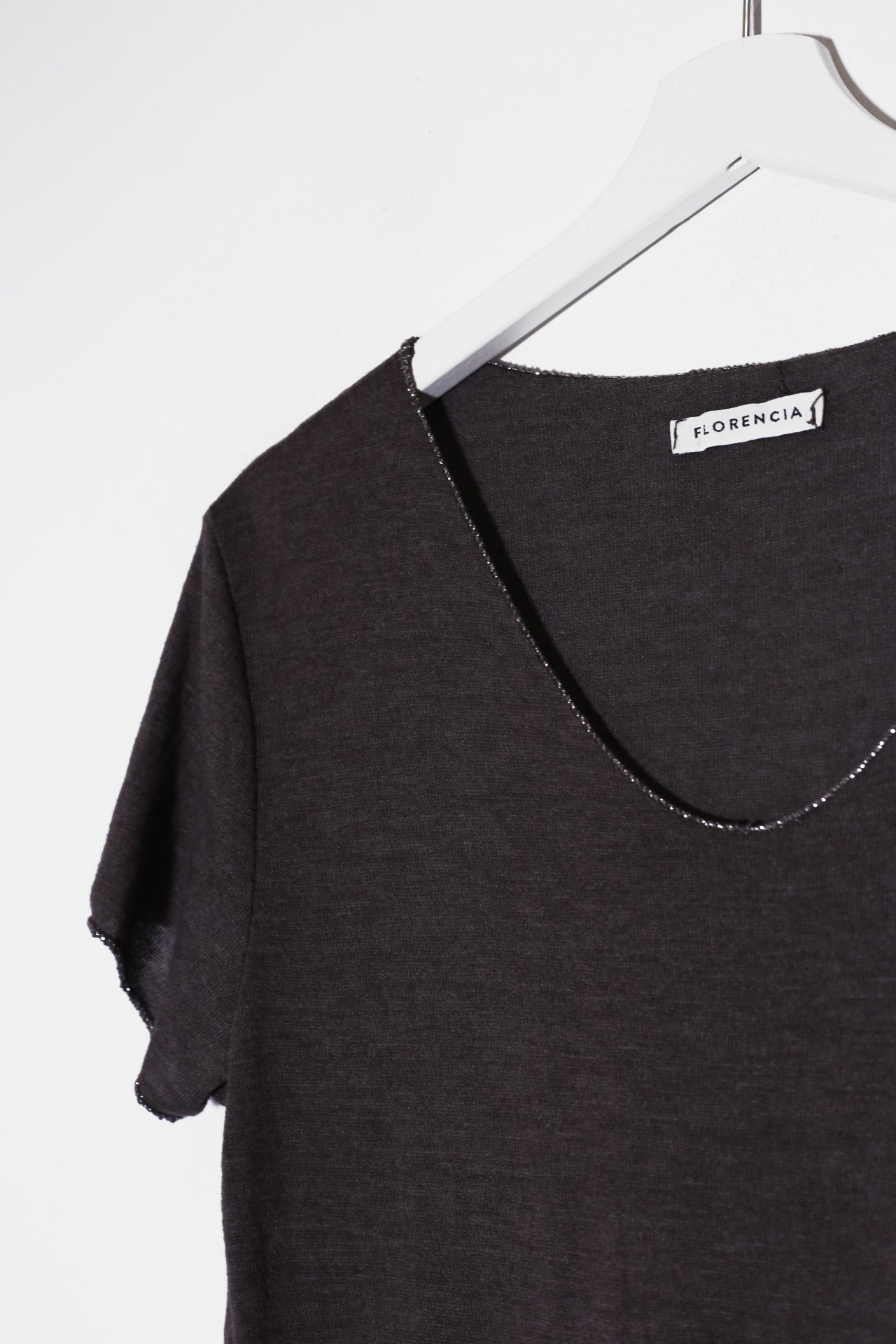 Camiseta cuello pico brillo