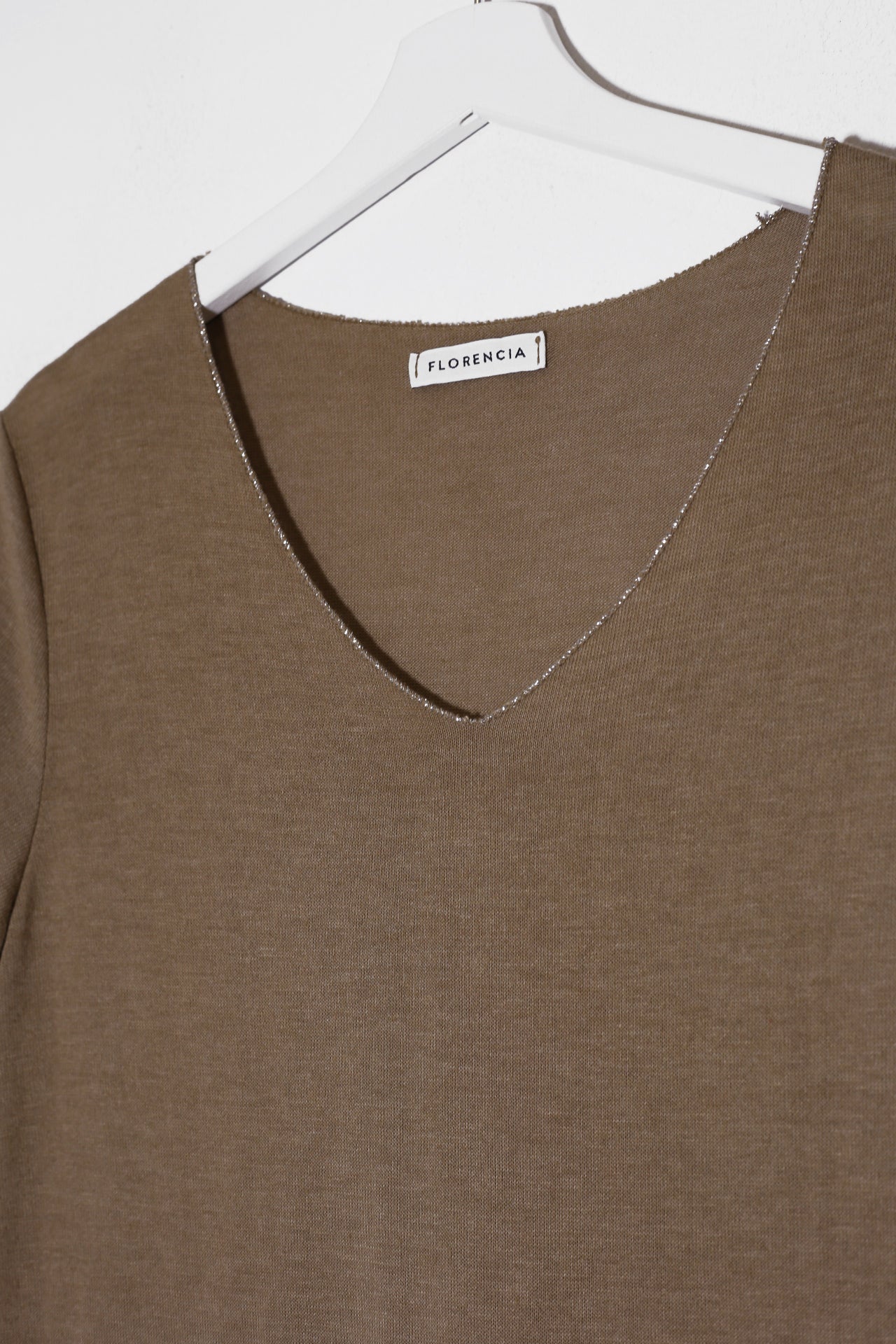 Camiseta cuello pico brillo