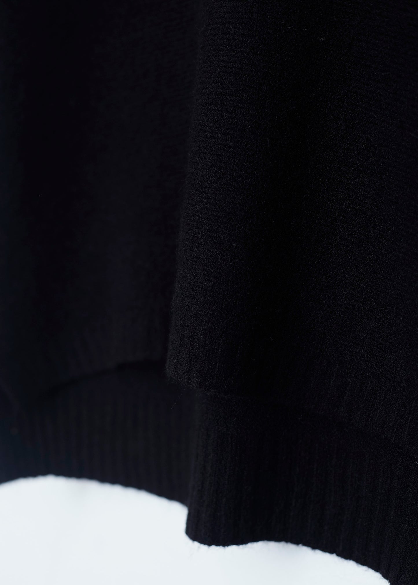 Seamless point-neck sweater