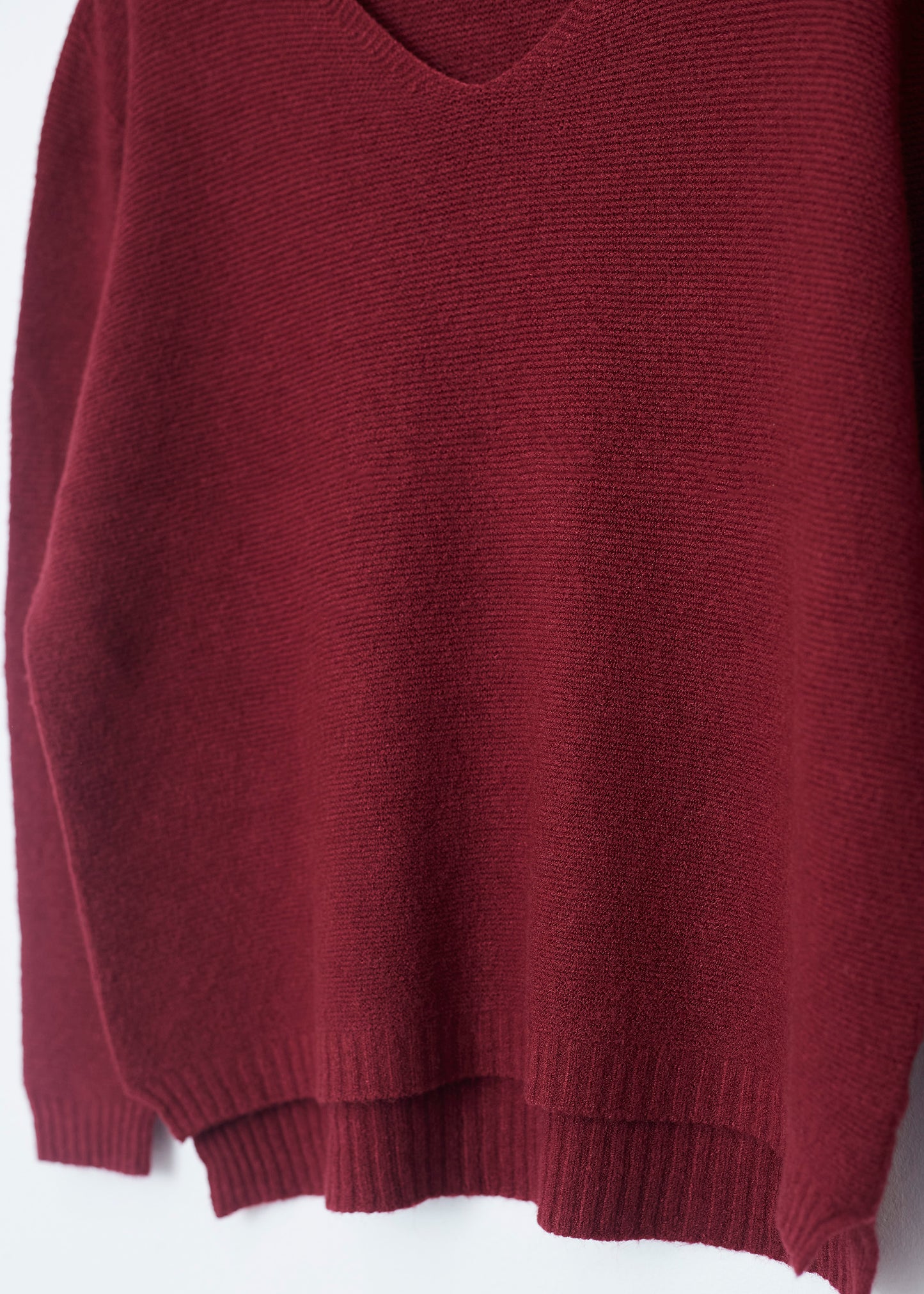 Seamless point-neck sweater