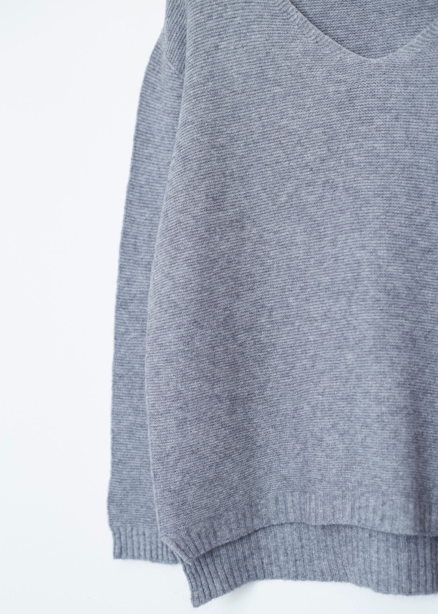 Seamless point-neck sweater