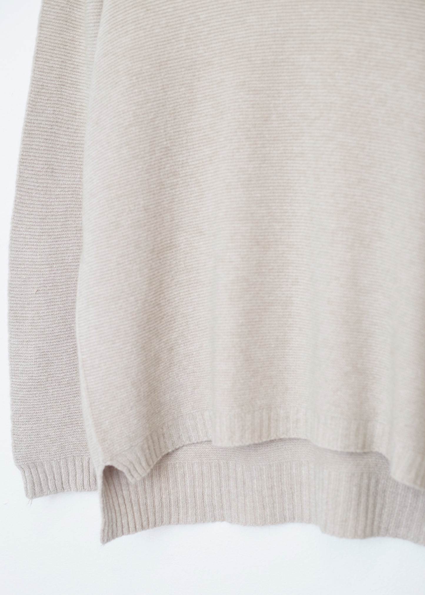Seamless point-neck sweater