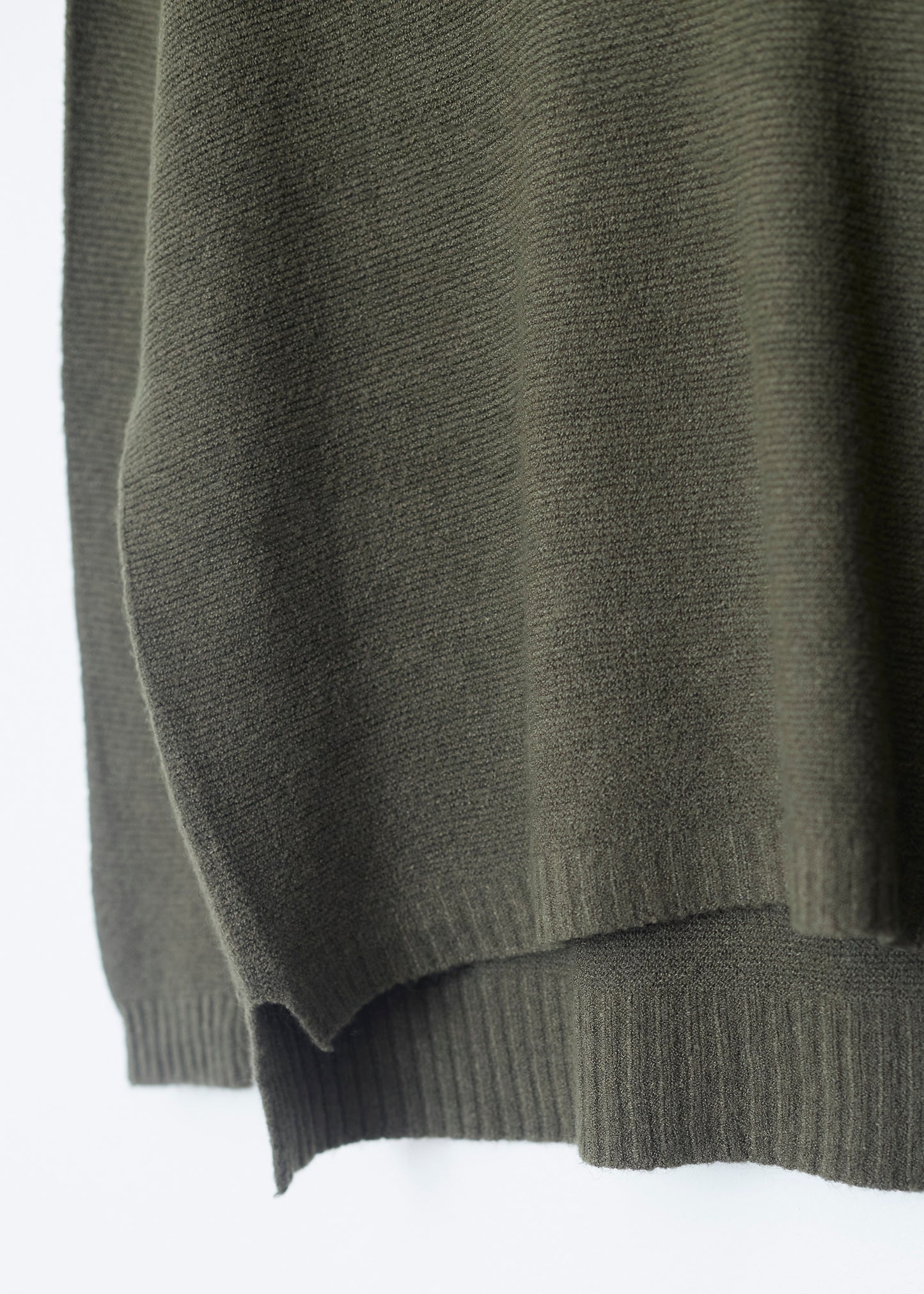 Seamless point-neck sweater