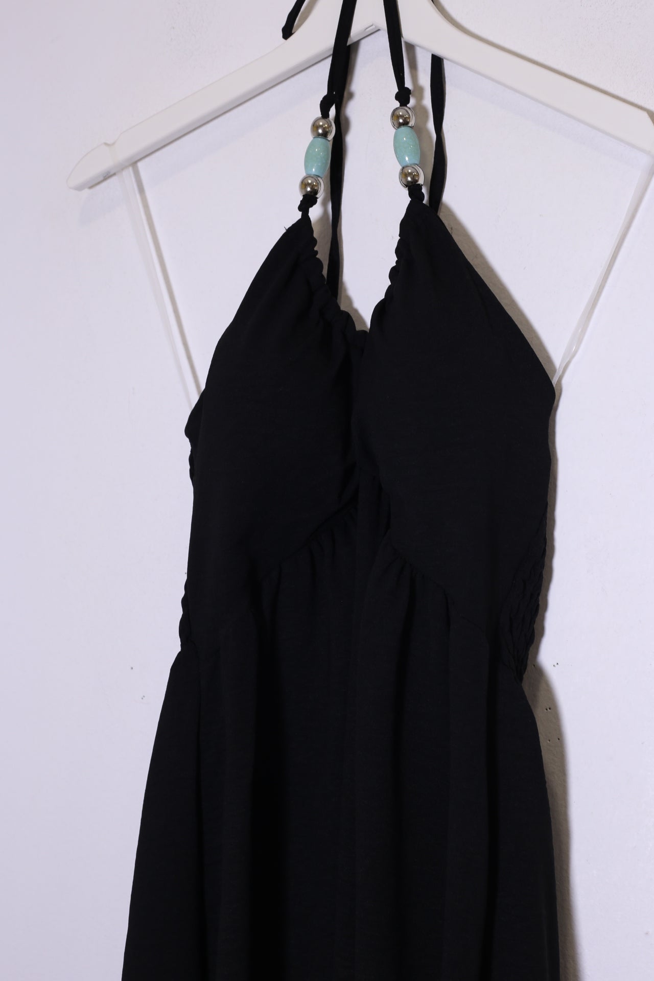 Vestido abalorios fluido corto