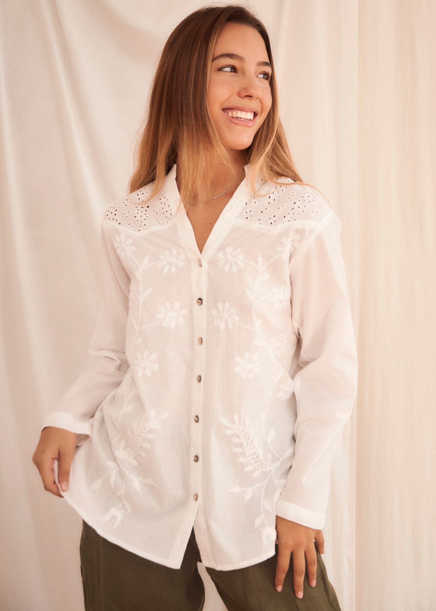 Camisa flores bordada